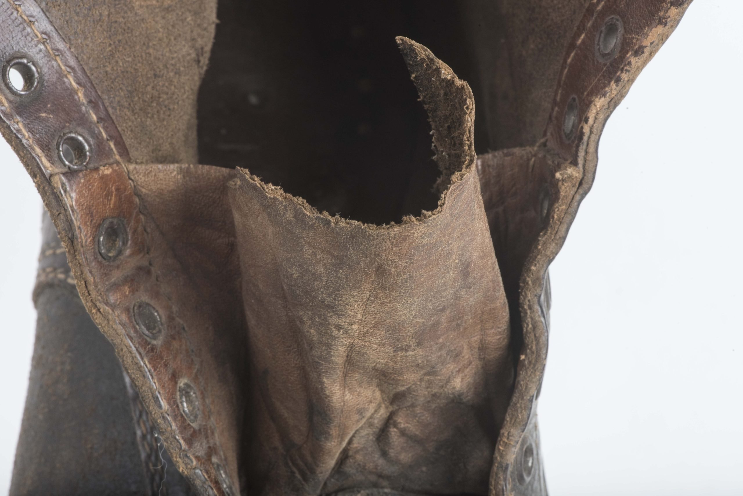 Late war brown issue M37 lowboots or Schnürschuhe — image 14