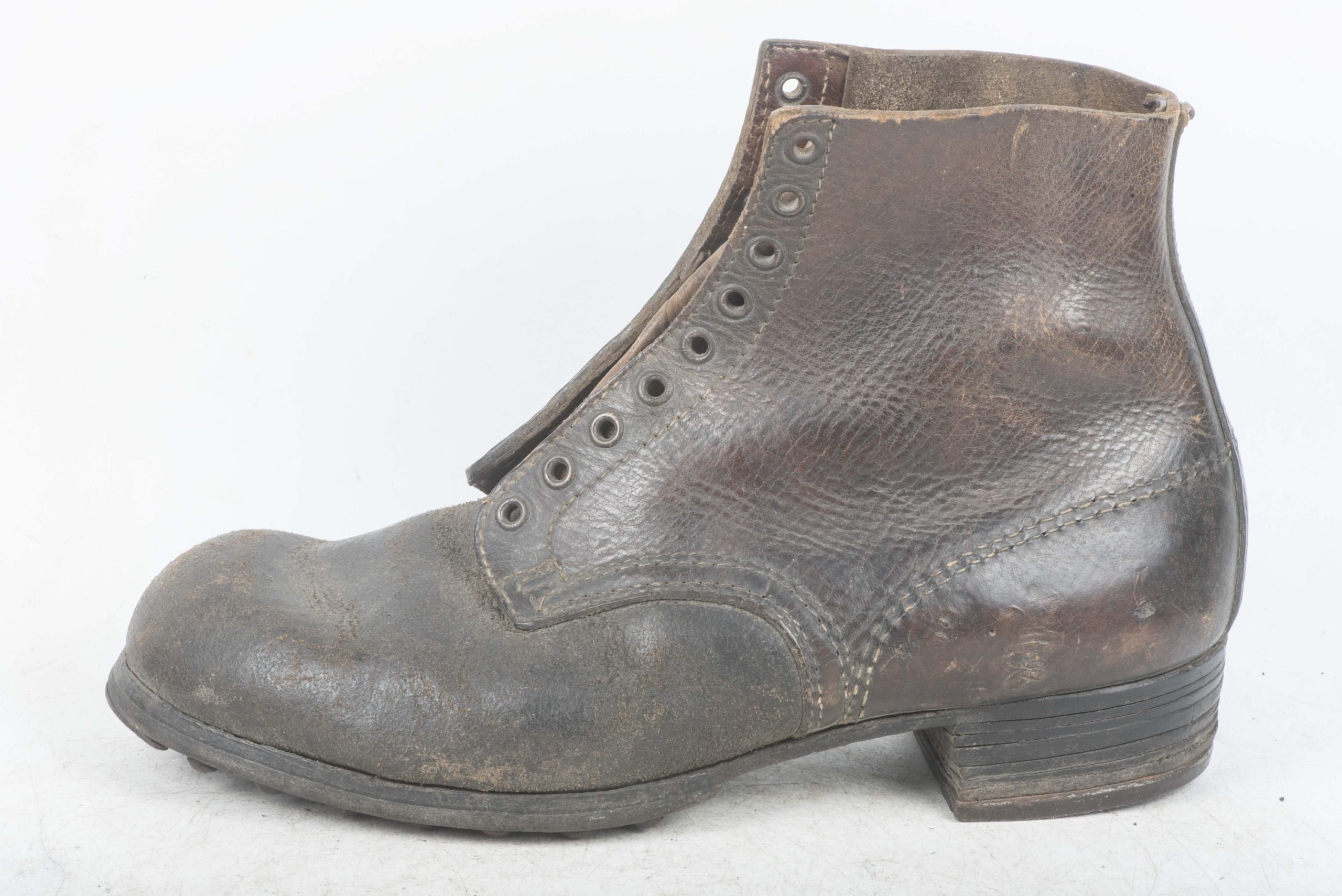 Late war brown issue M37 lowboots or Schnürschuhe — image 17