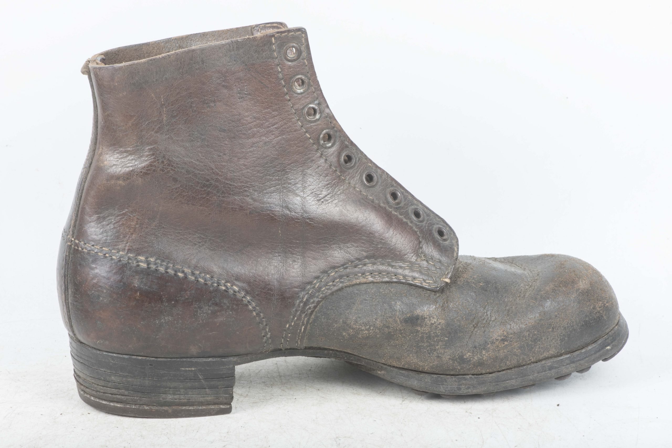 Late war brown issue M37 lowboots or Schnürschuhe — image 19