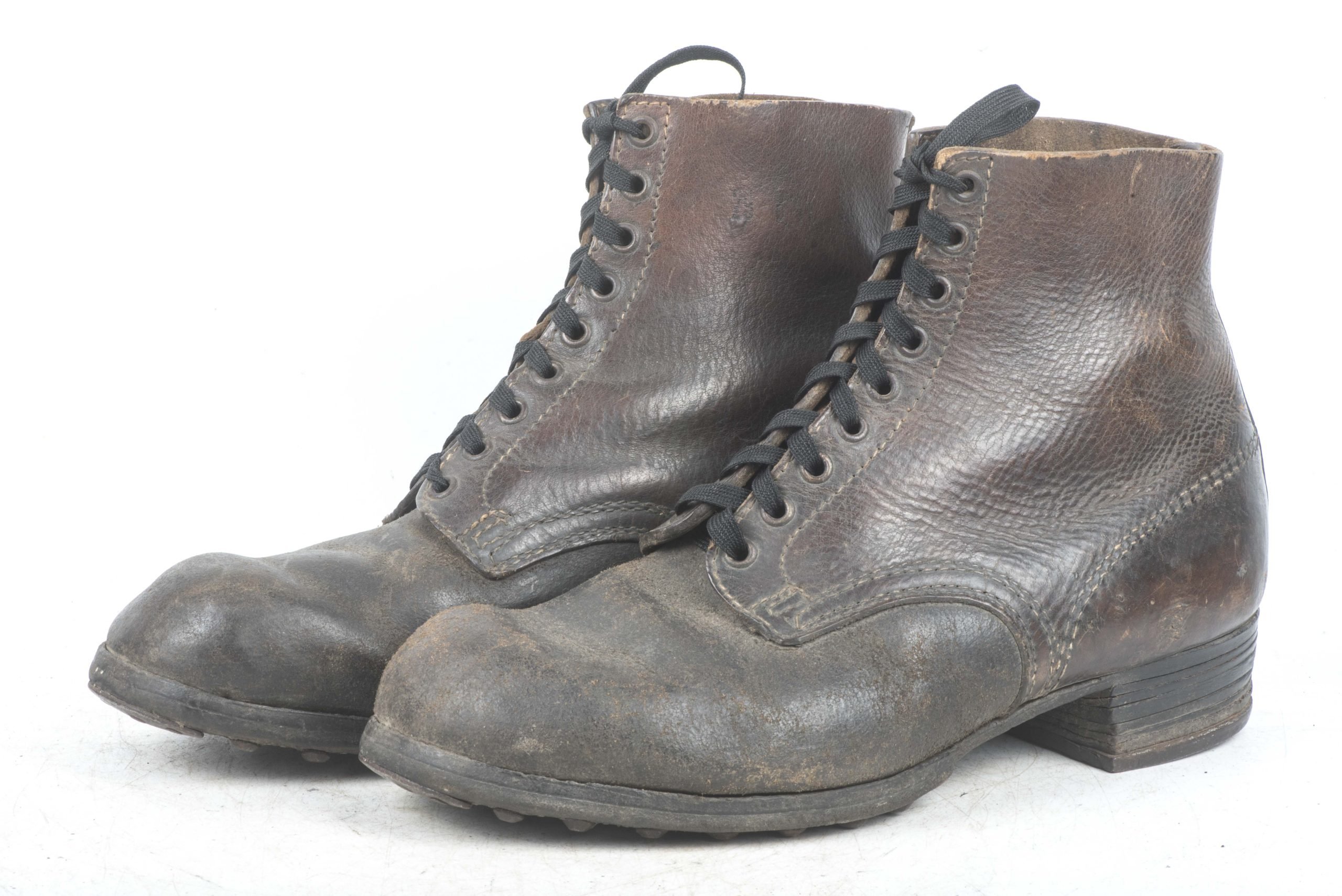 Late war brown issue M37 lowboots or Schnürschuhe — image 2