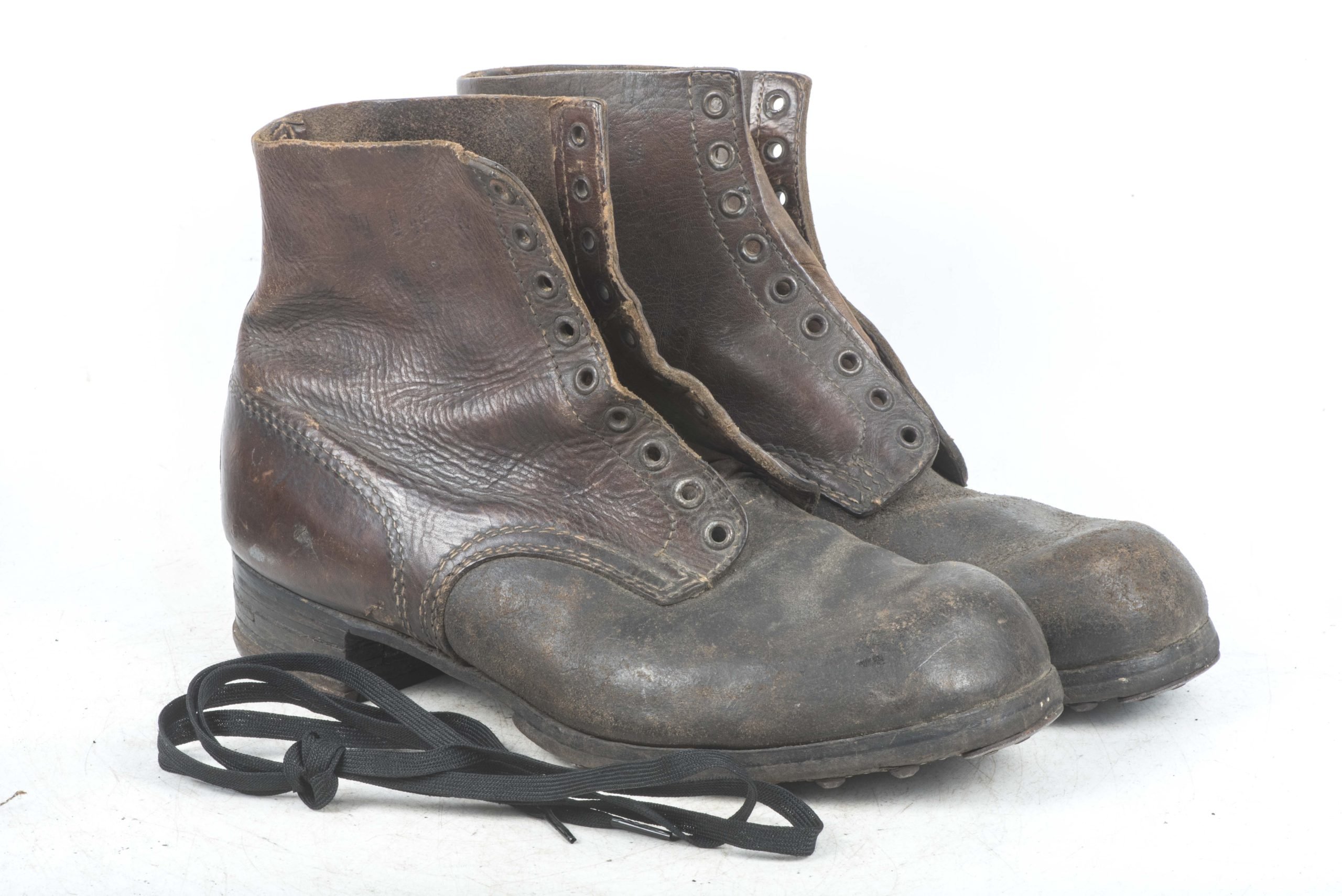 Late war brown issue M37 lowboots or Schnürschuhe — image 4