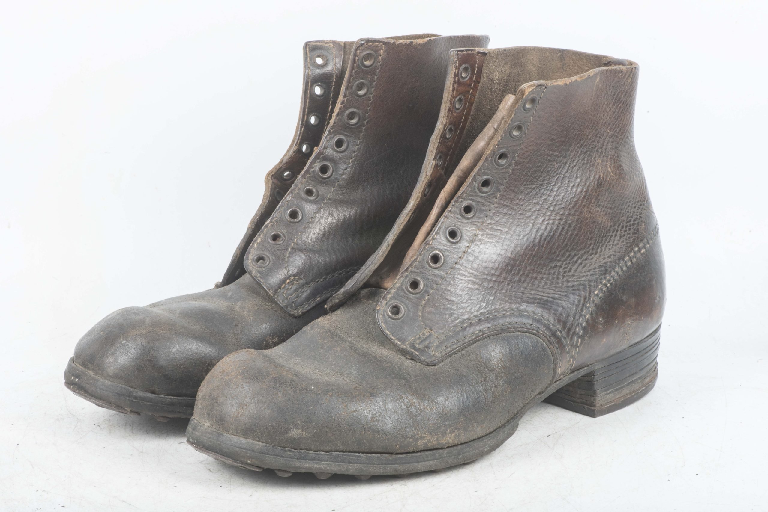 Late war brown issue M37 lowboots or Schnürschuhe — image 5