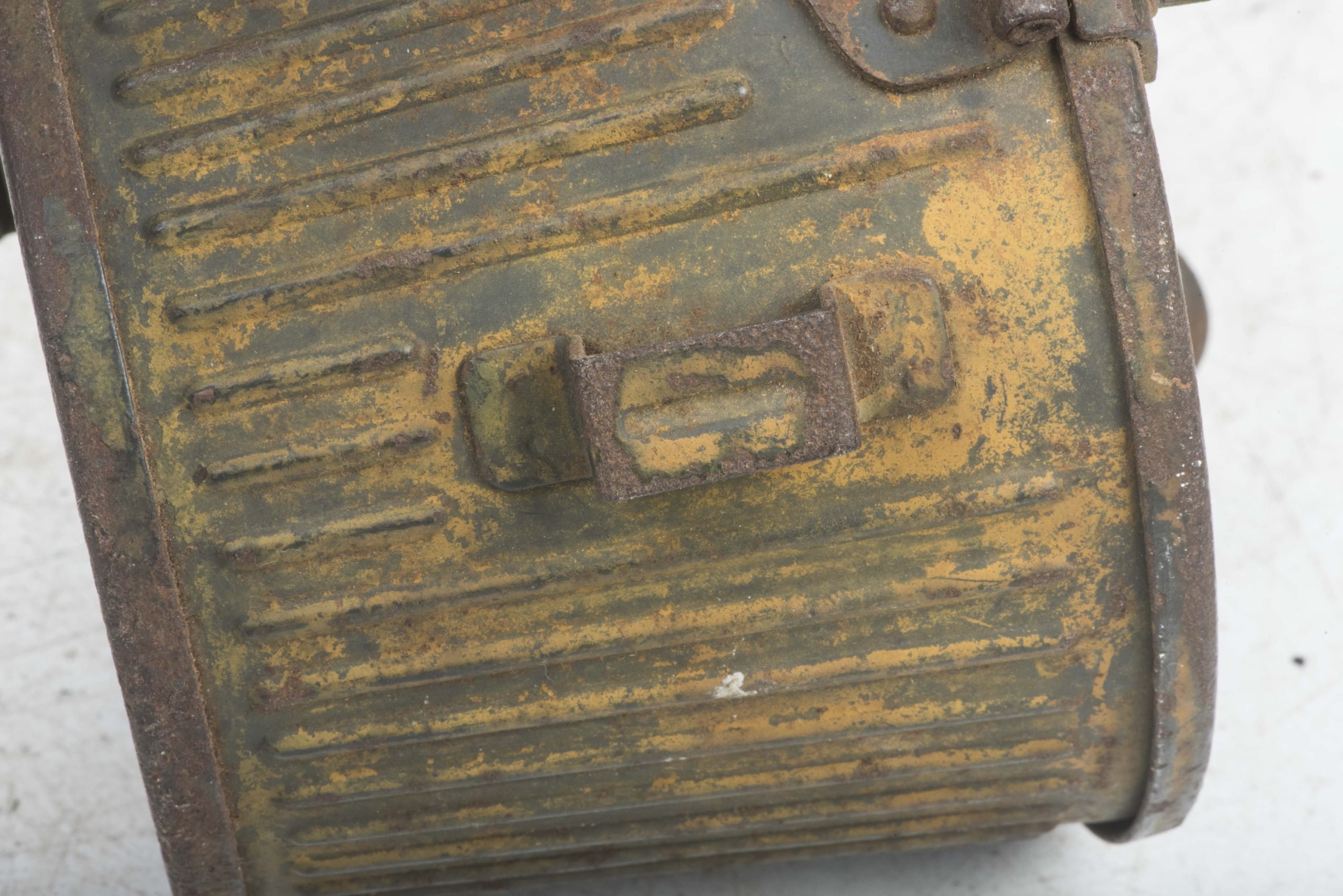 MG34 u. MG42 ammunition drum marked WA 41 in three-tone camouflage — image 10