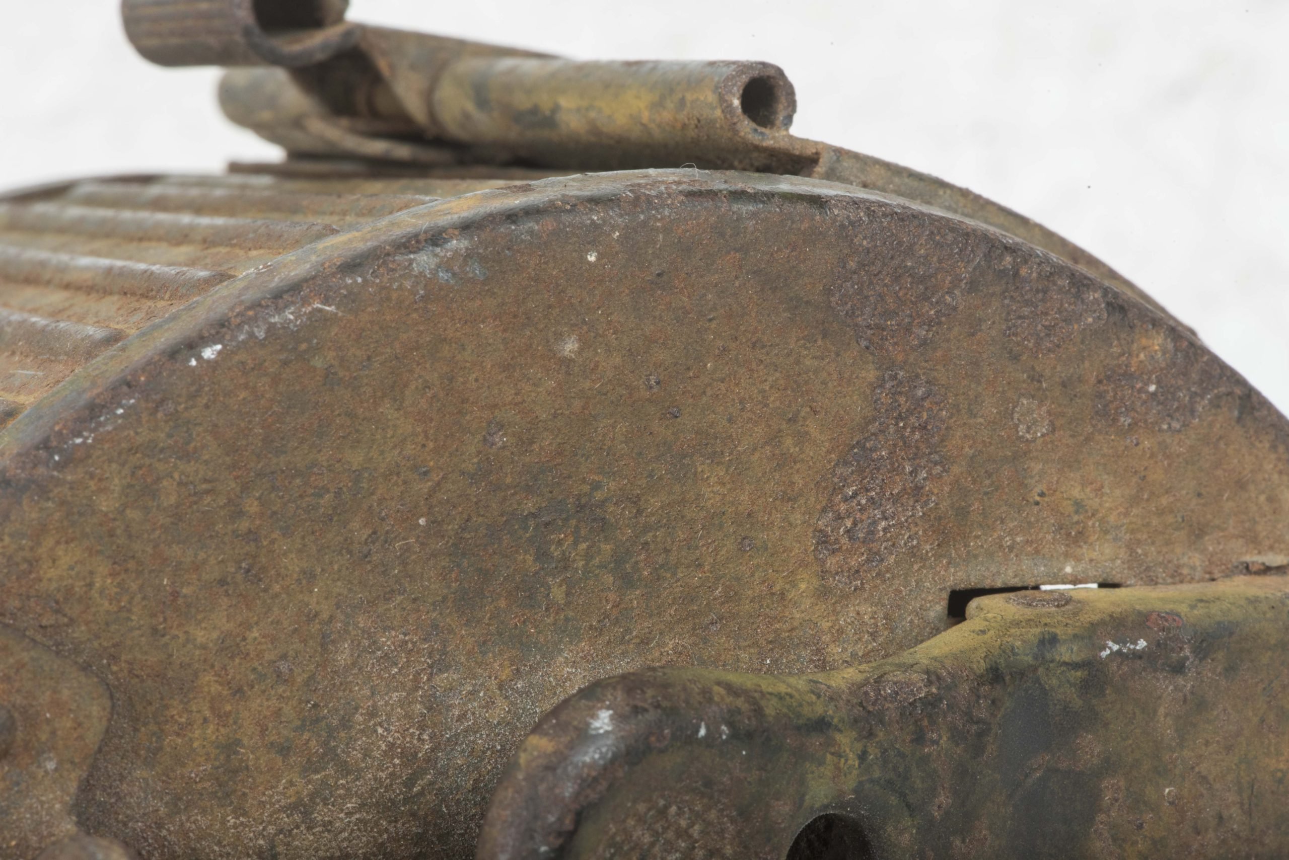 MG34 u. MG42 ammunition drum marked WA 41 in three-tone camouflage — image 13