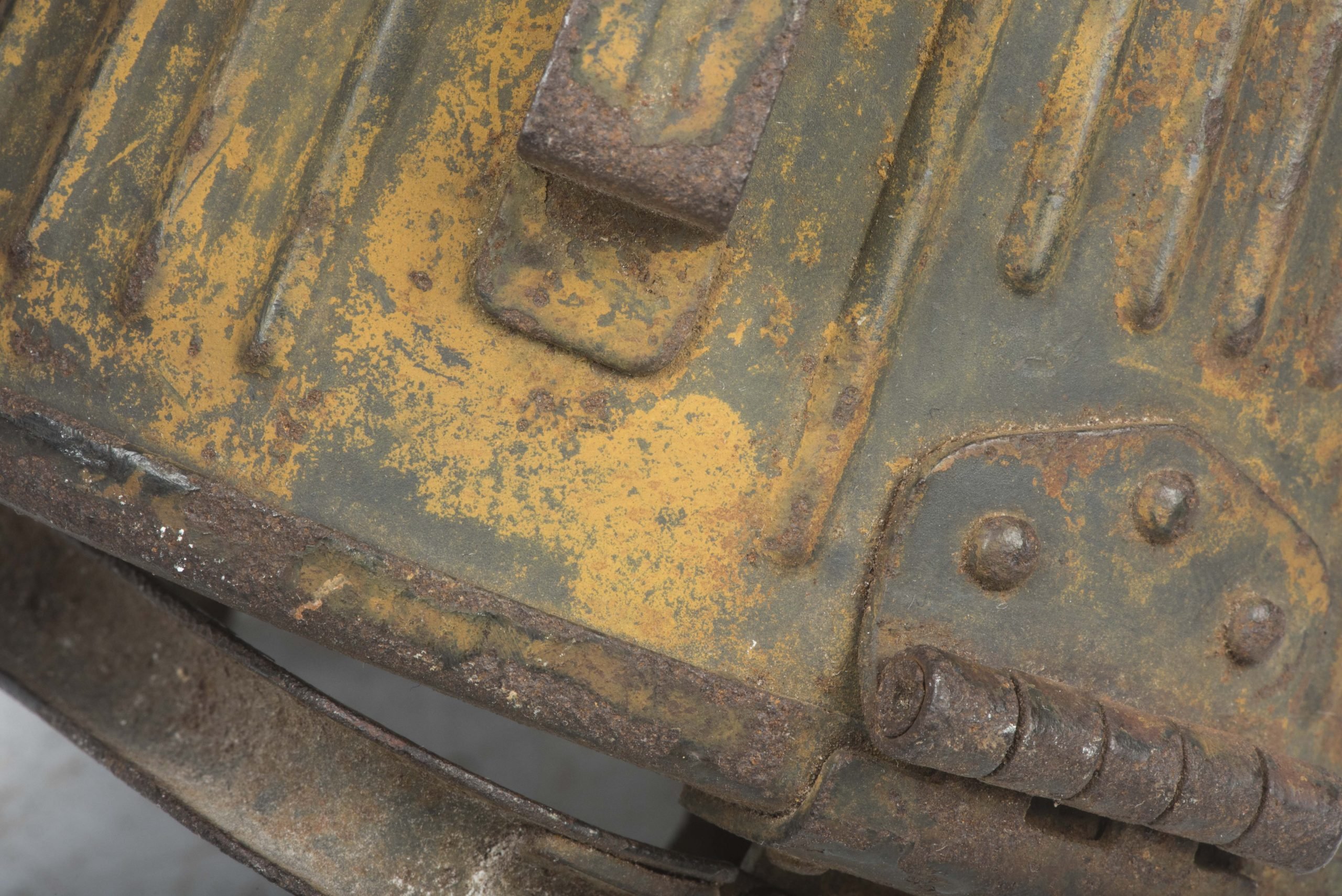 MG34 u. MG42 ammunition drum marked WA 41 in three-tone camouflage — image 14