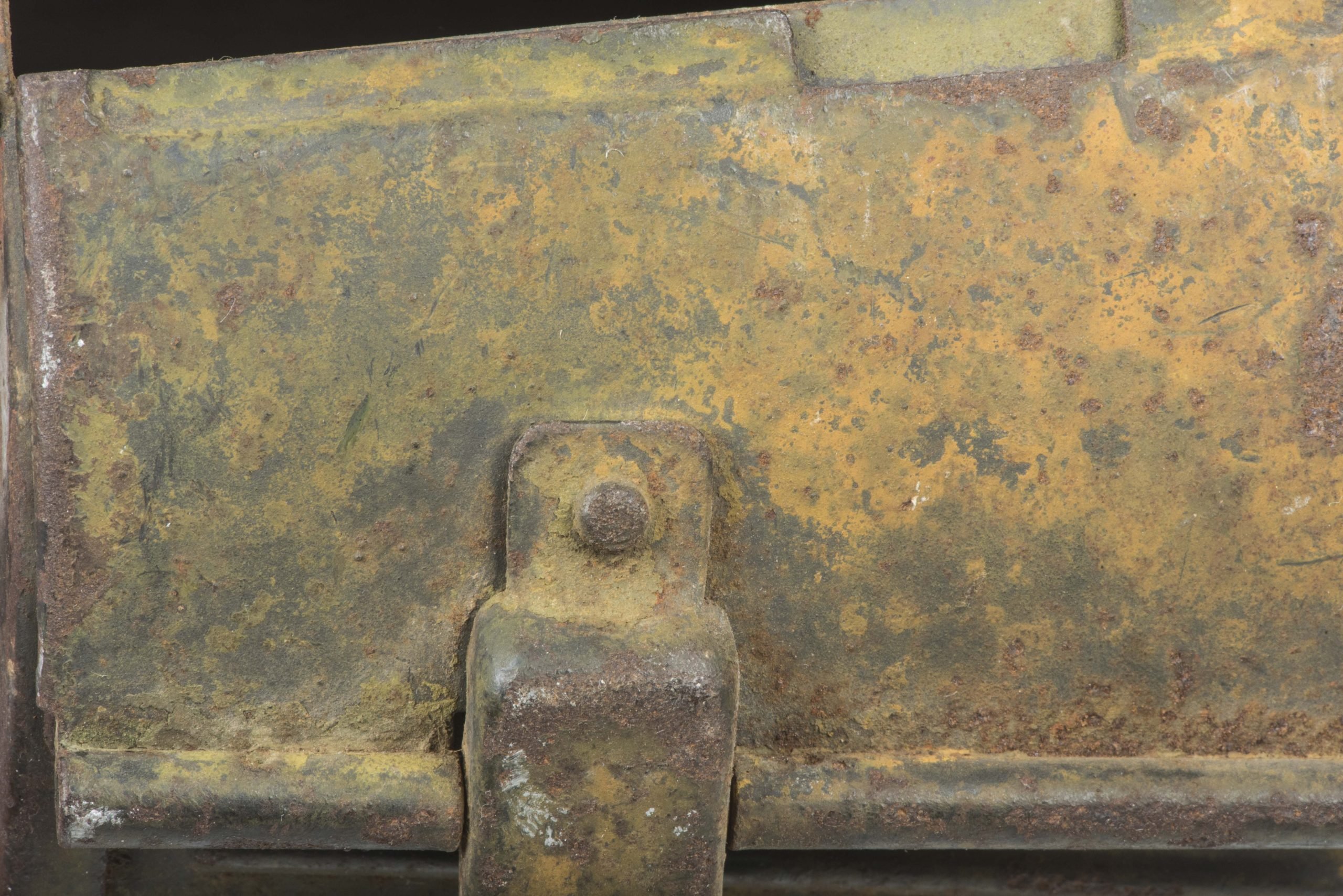 MG34 u. MG42 ammunition drum marked WA 41 in three-tone camouflage — image 15