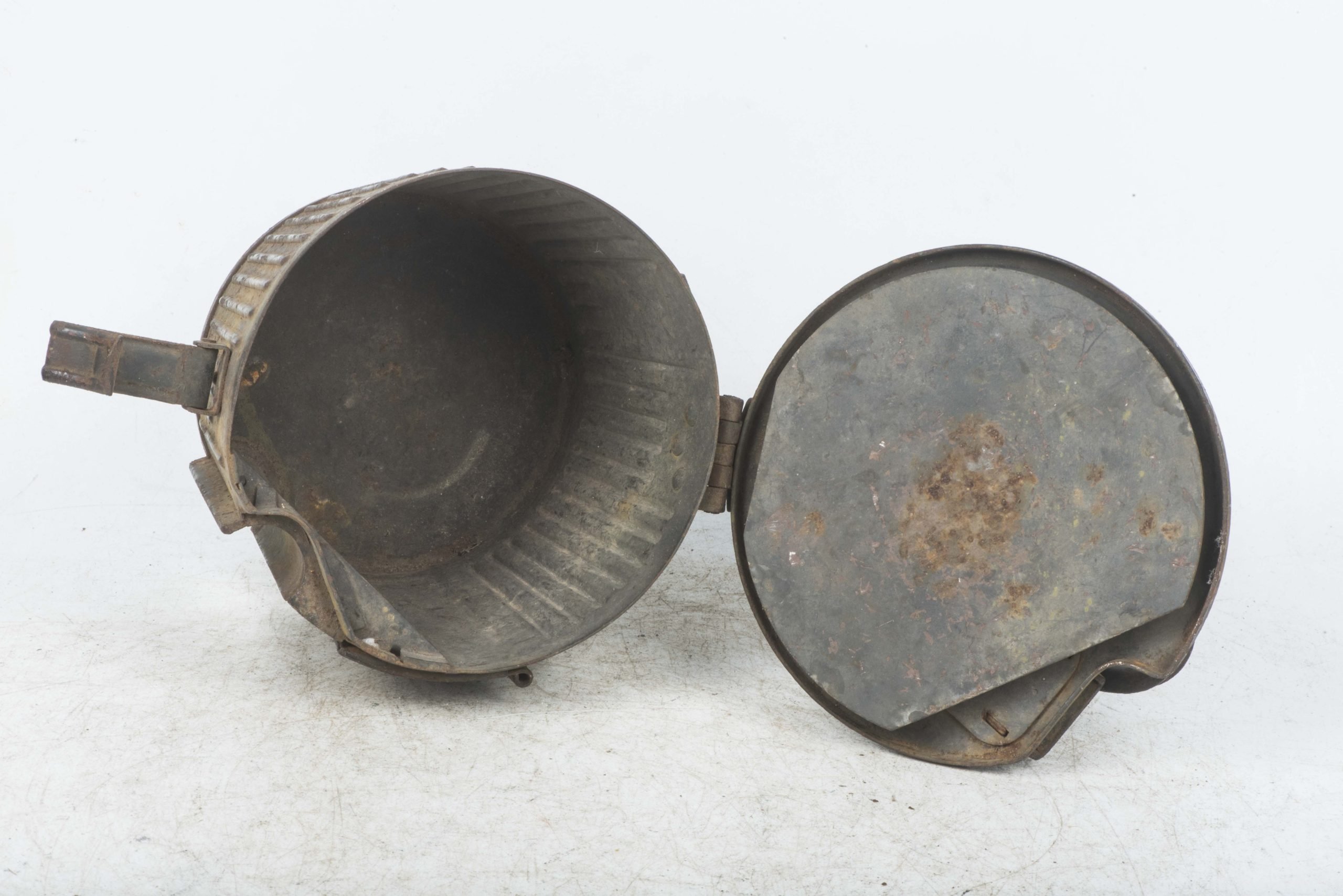 MG34 u. MG42 ammunition drum marked WA 41 in three-tone camouflage — image 16