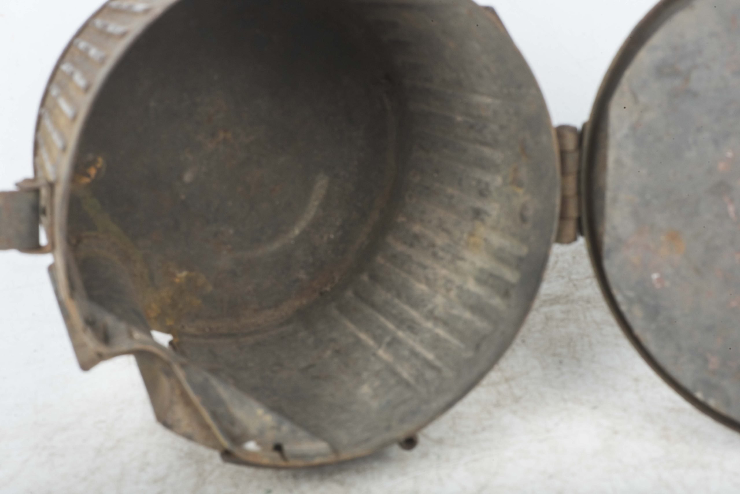 MG34 u. MG42 ammunition drum marked WA 41 in three-tone camouflage — image 17