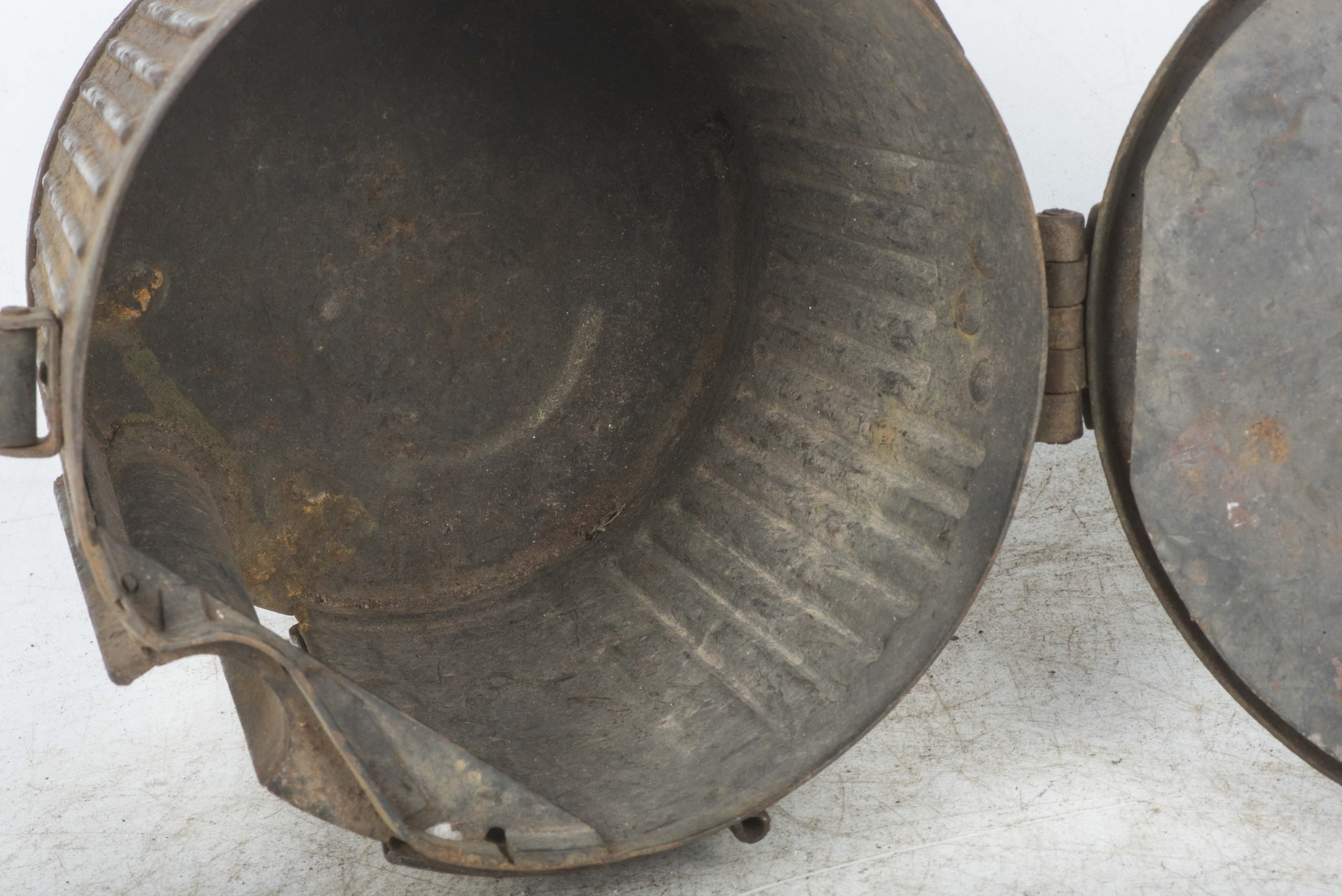 MG34 u. MG42 ammunition drum marked WA 41 in three-tone camouflage — image 18