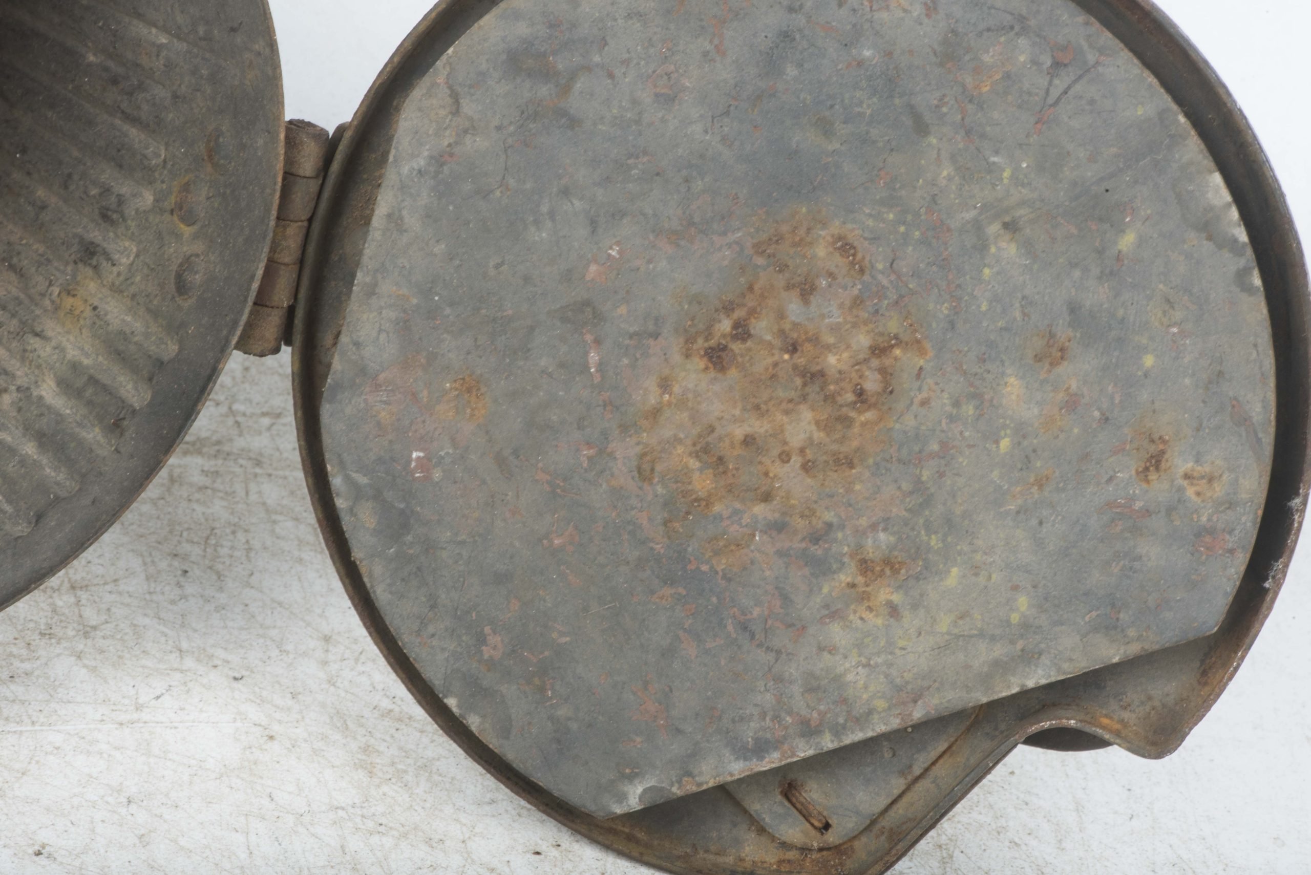 MG34 u. MG42 ammunition drum marked WA 41 in three-tone camouflage — image 19