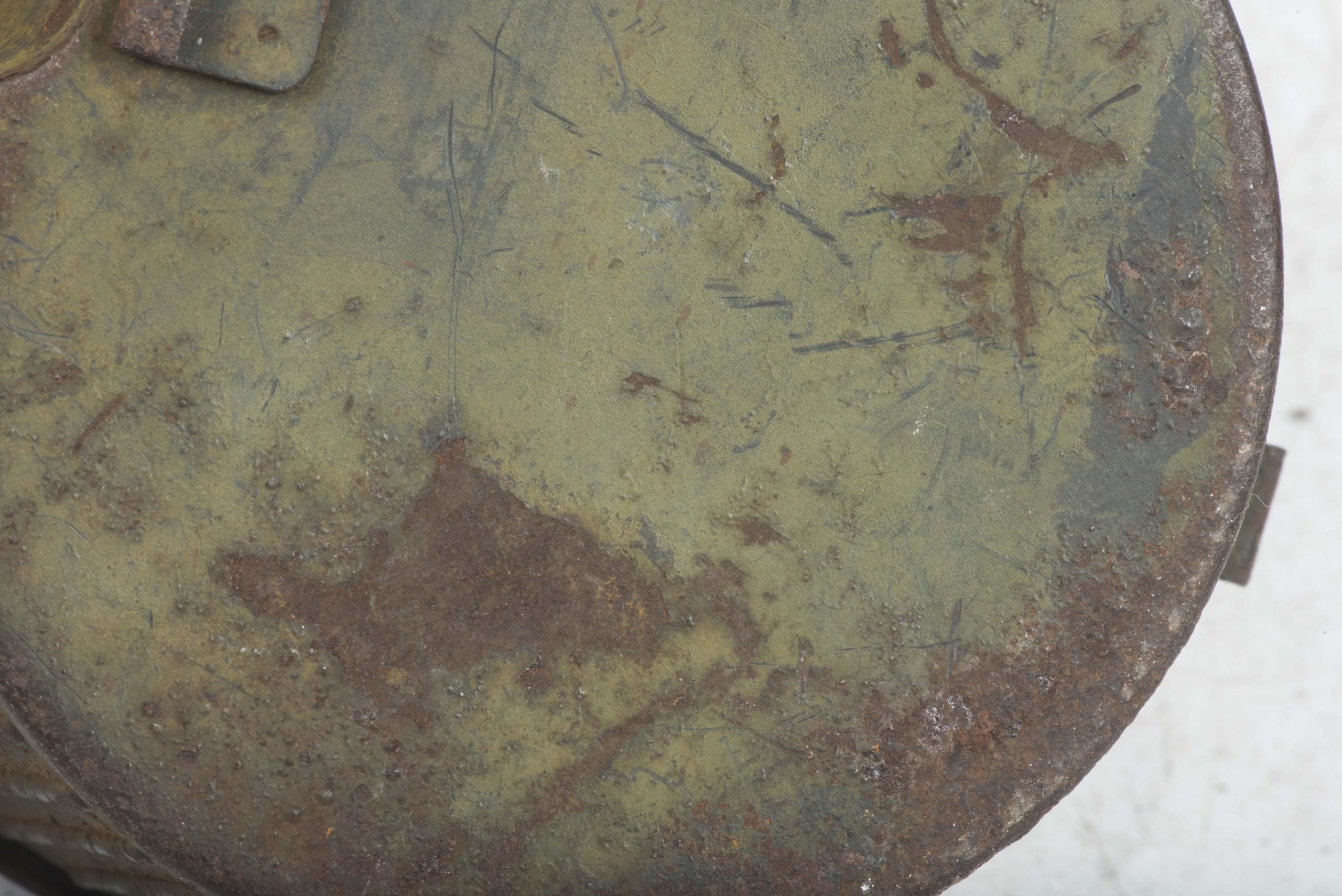 MG34 u. MG42 ammunition drum marked WA 41 in three-tone camouflage — image 7