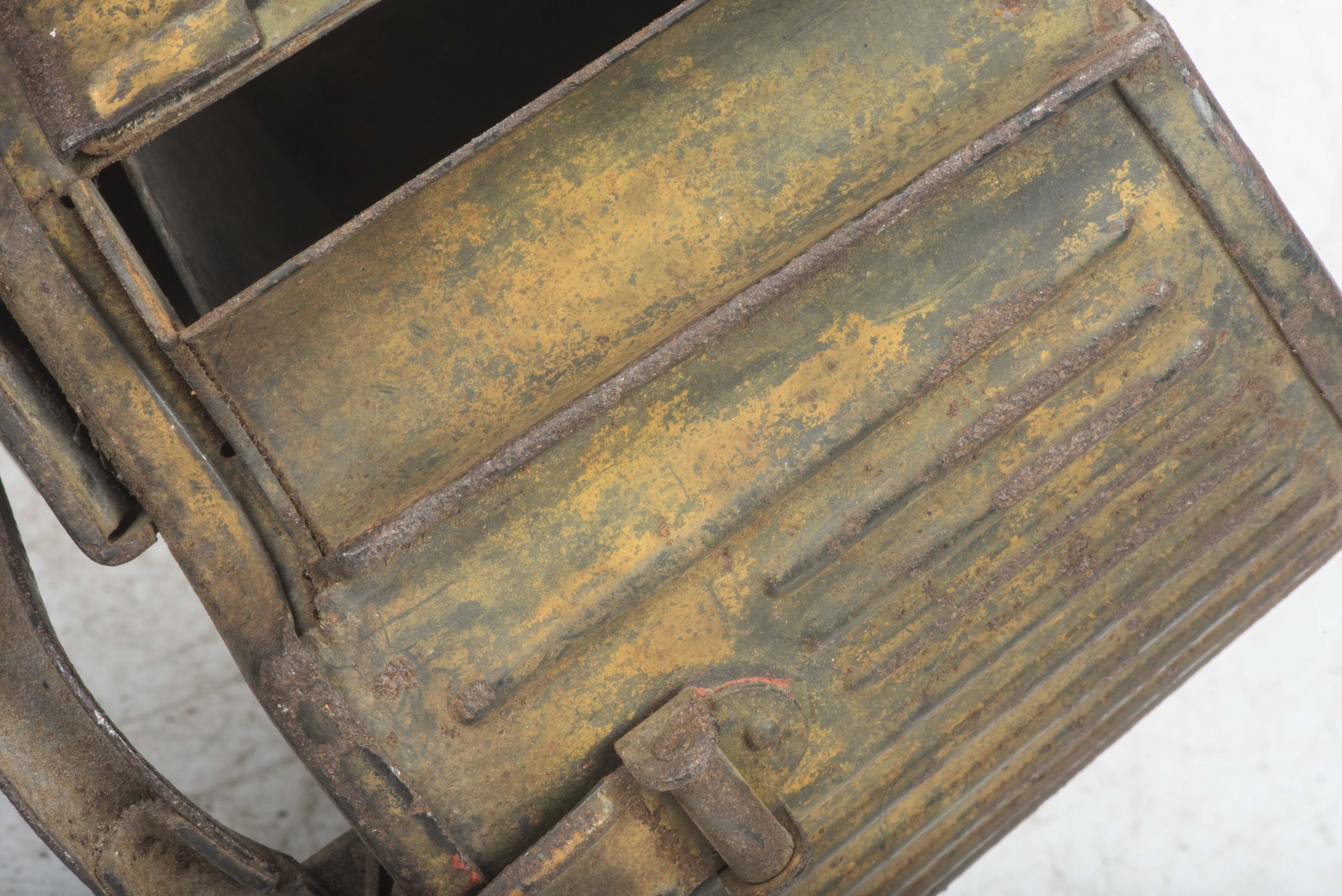MG34 u. MG42 ammunition drum marked WA 41 in three-tone camouflage — image 8