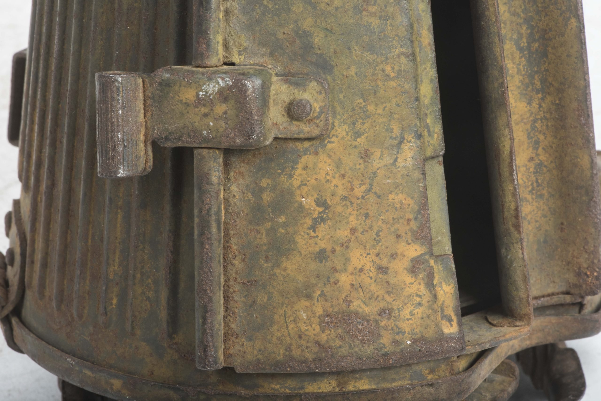 MG34 u. MG42 ammunition drum marked WA 41 in three-tone camouflage — image 9