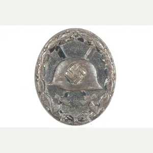 Black wound badge marked 32