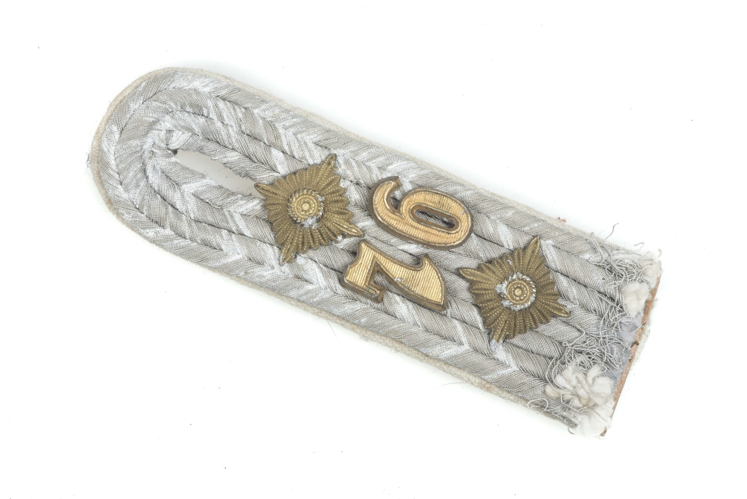 Single Heer shoulderboard for a Hauptmann in Infanterie-Regiment 76
