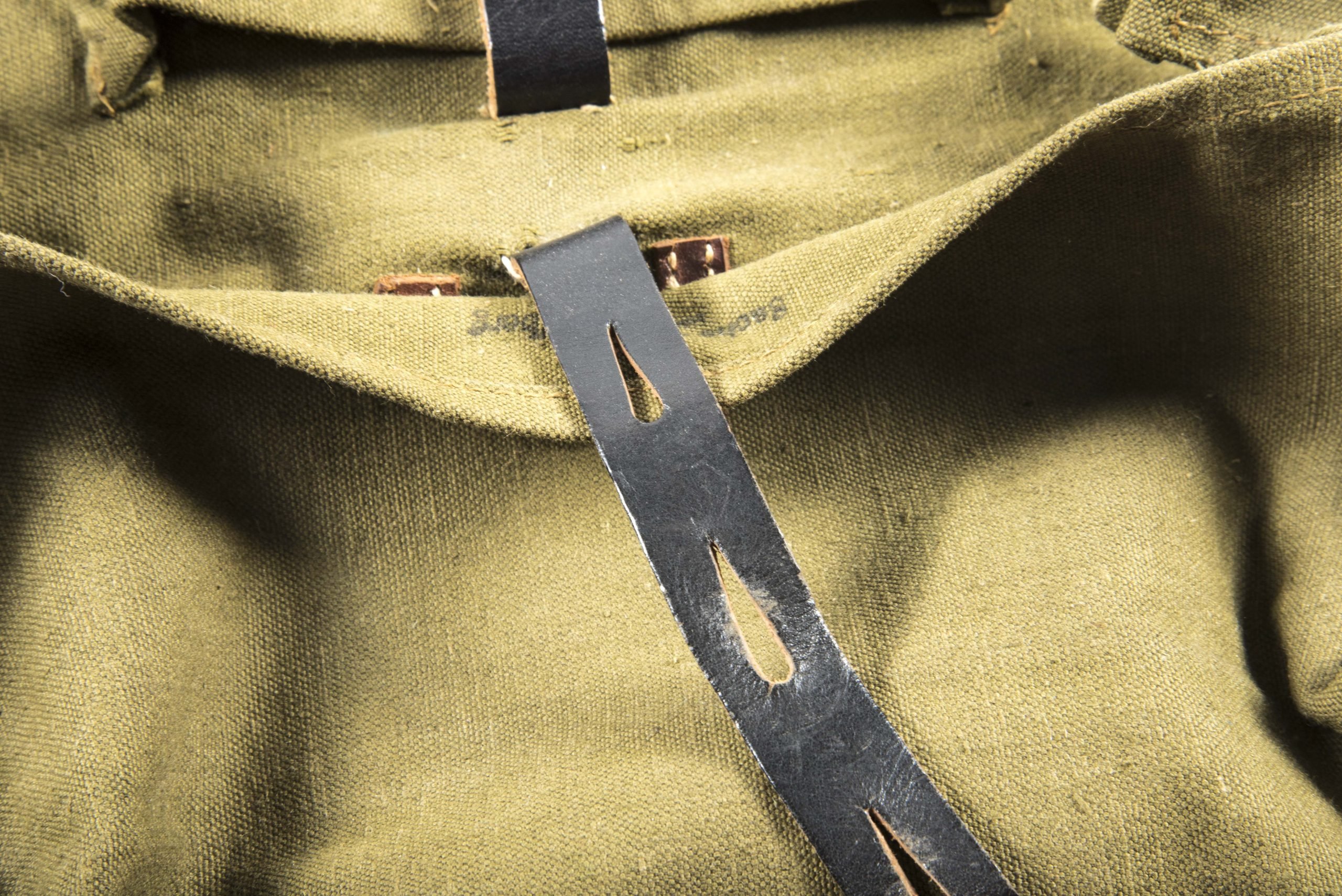 Unissued A-frame pouch marked Sachs & Deisselberg Hamburg 1942 — image 4