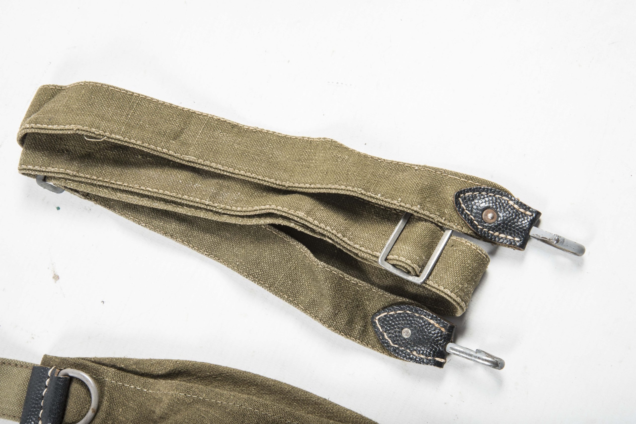 Unissued late war simplified M44 breadbag with matching strap — image 4
