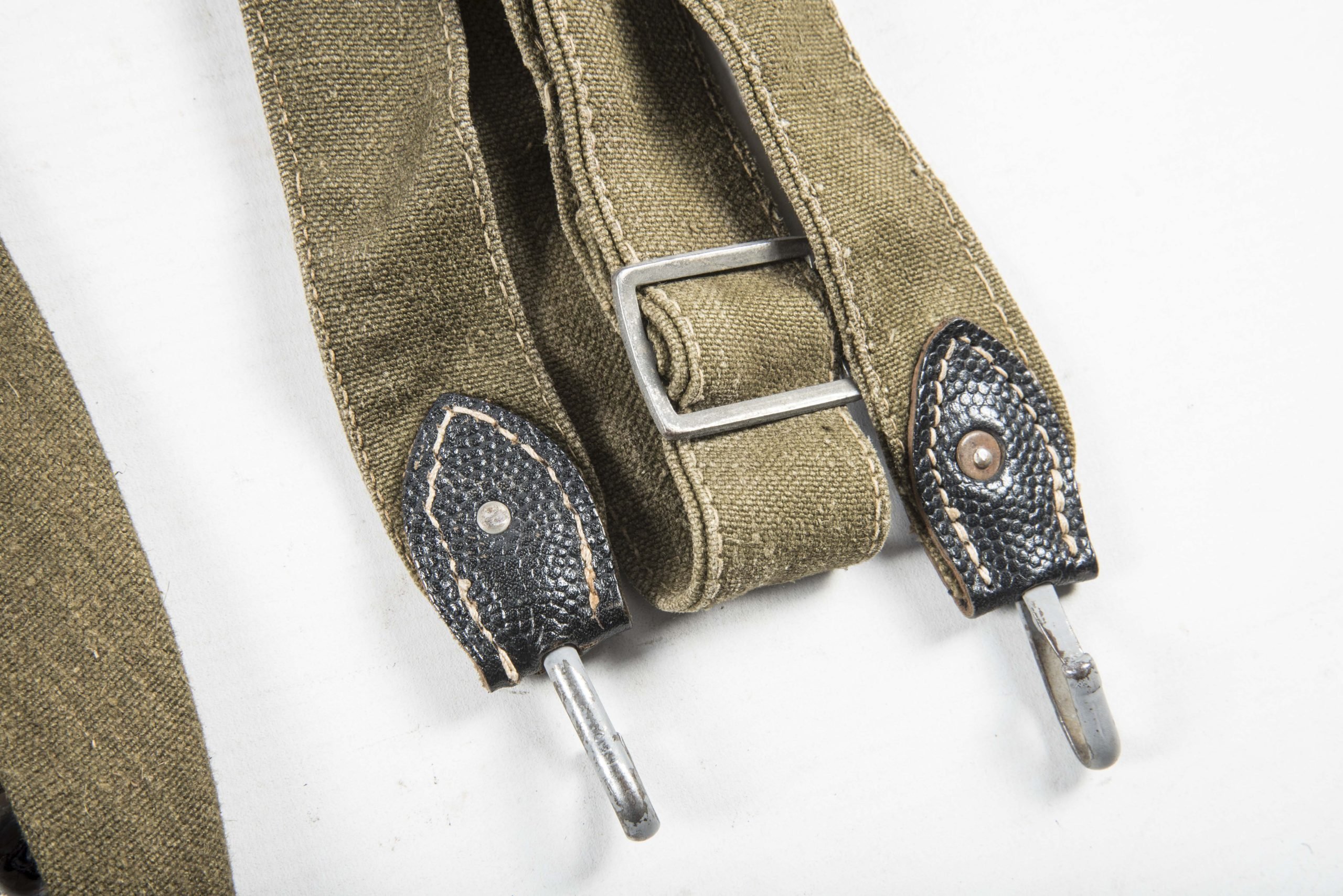 Unissued late war simplified M44 breadbag with matching strap — image 8