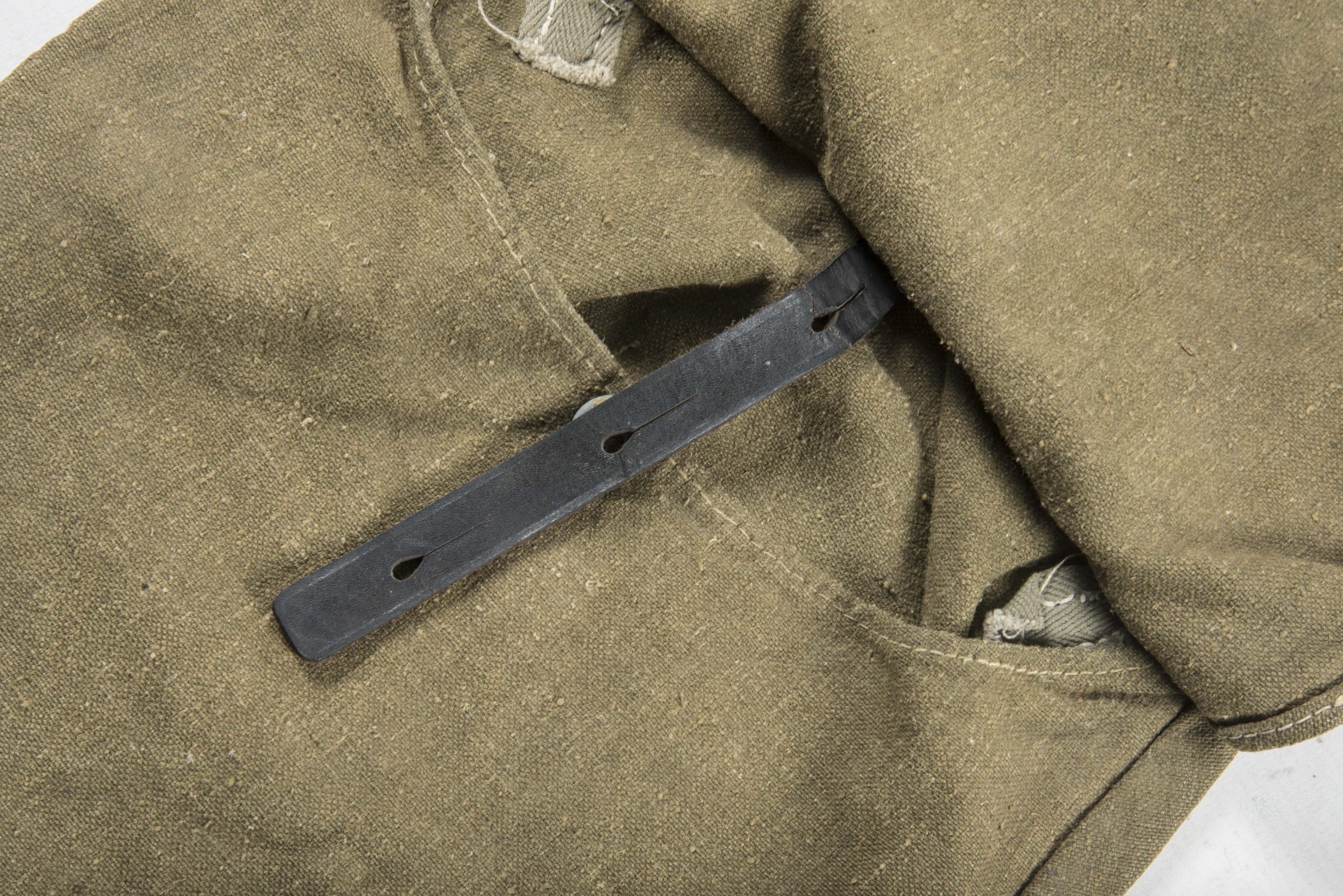 Unissued M31 tropical breadbag with matching strap — image 3