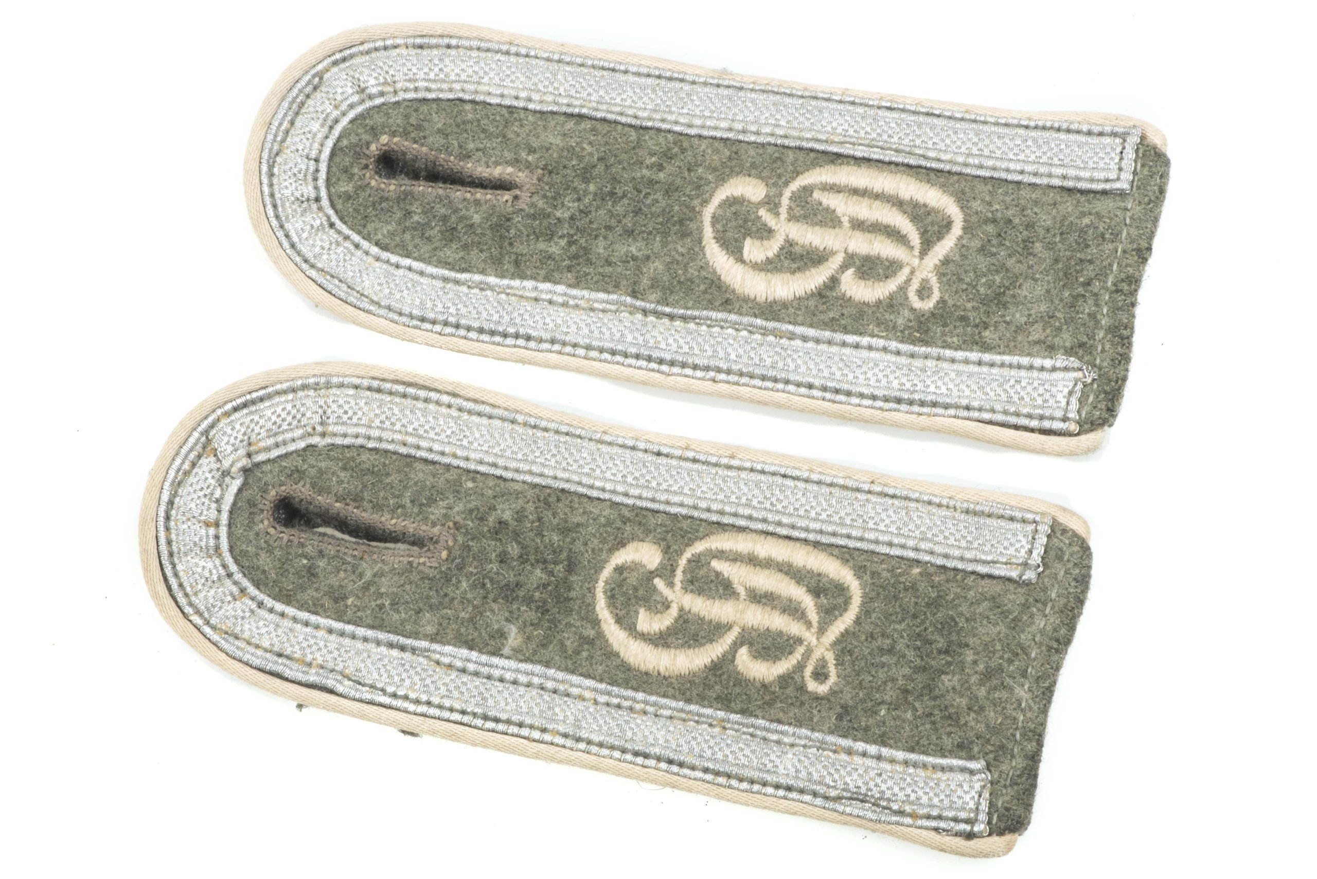 Matching late war Heer shoulderstraps for a Unteroffizier in Panzerdivision Grossdeutschland