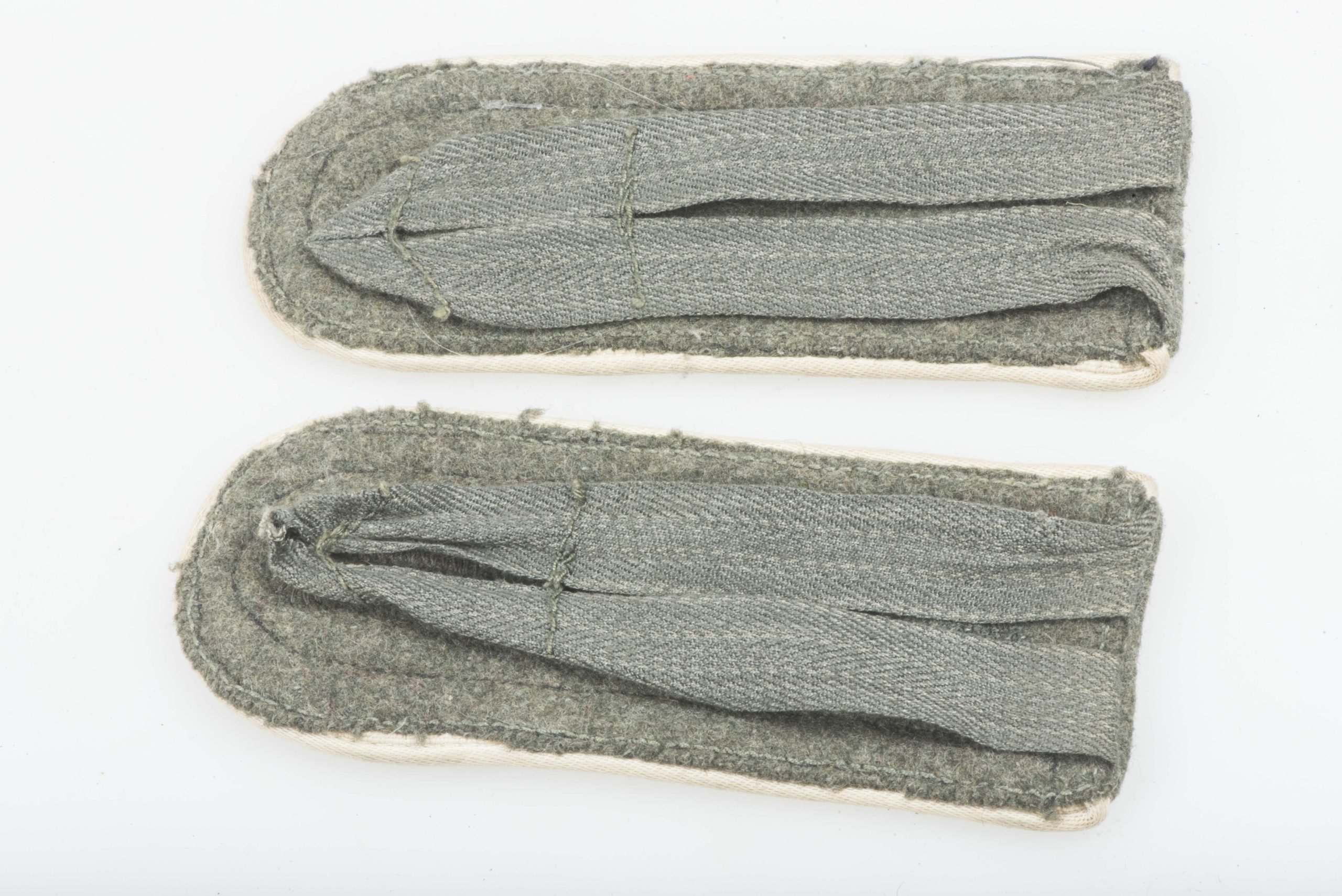 Matching late war Heer shoulderstraps for a Unteroffizier in Panzerdivision Grossdeutschland — image 2