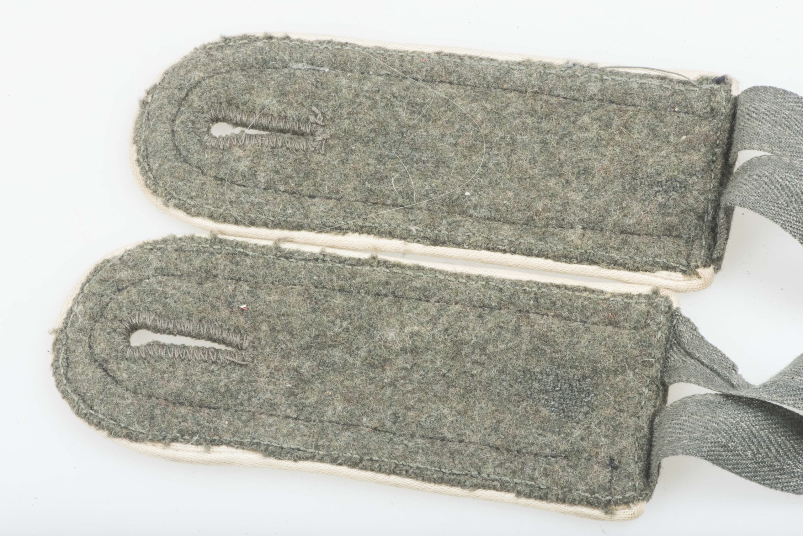 Matching late war Heer shoulderstraps for a Unteroffizier in Panzerdivision Grossdeutschland — image 3