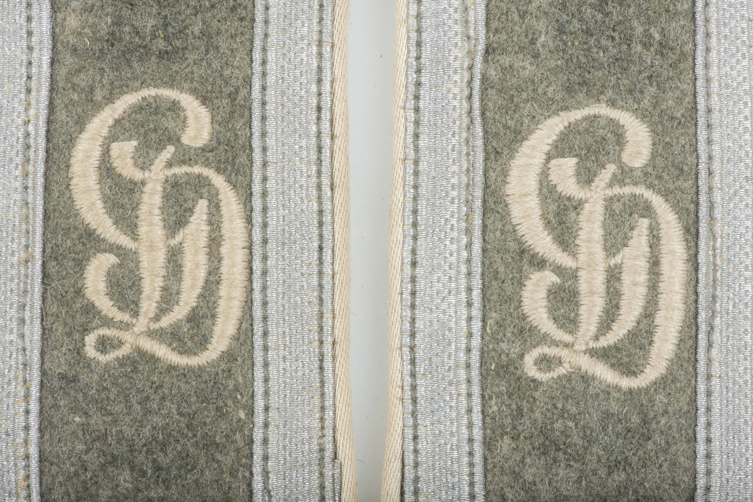 Matching late war Heer shoulderstraps for a Unteroffizier in Panzerdivision Grossdeutschland — image 5