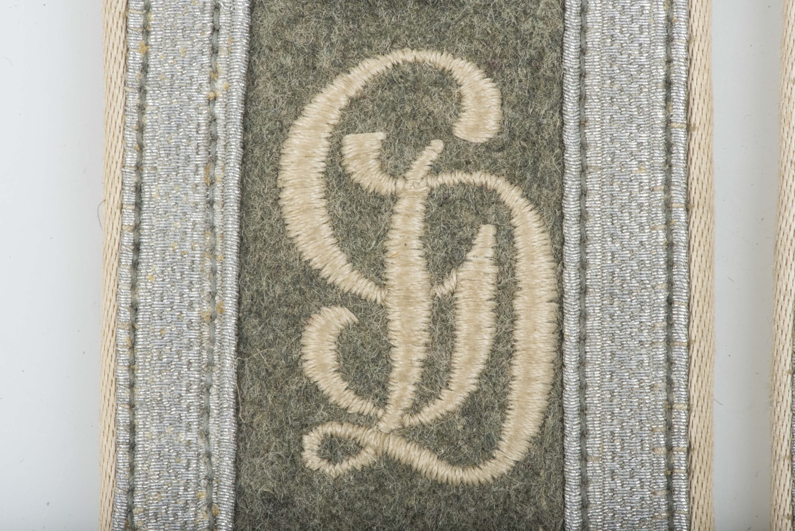 Matching late war Heer shoulderstraps for a Unteroffizier in Panzerdivision Grossdeutschland — image 6