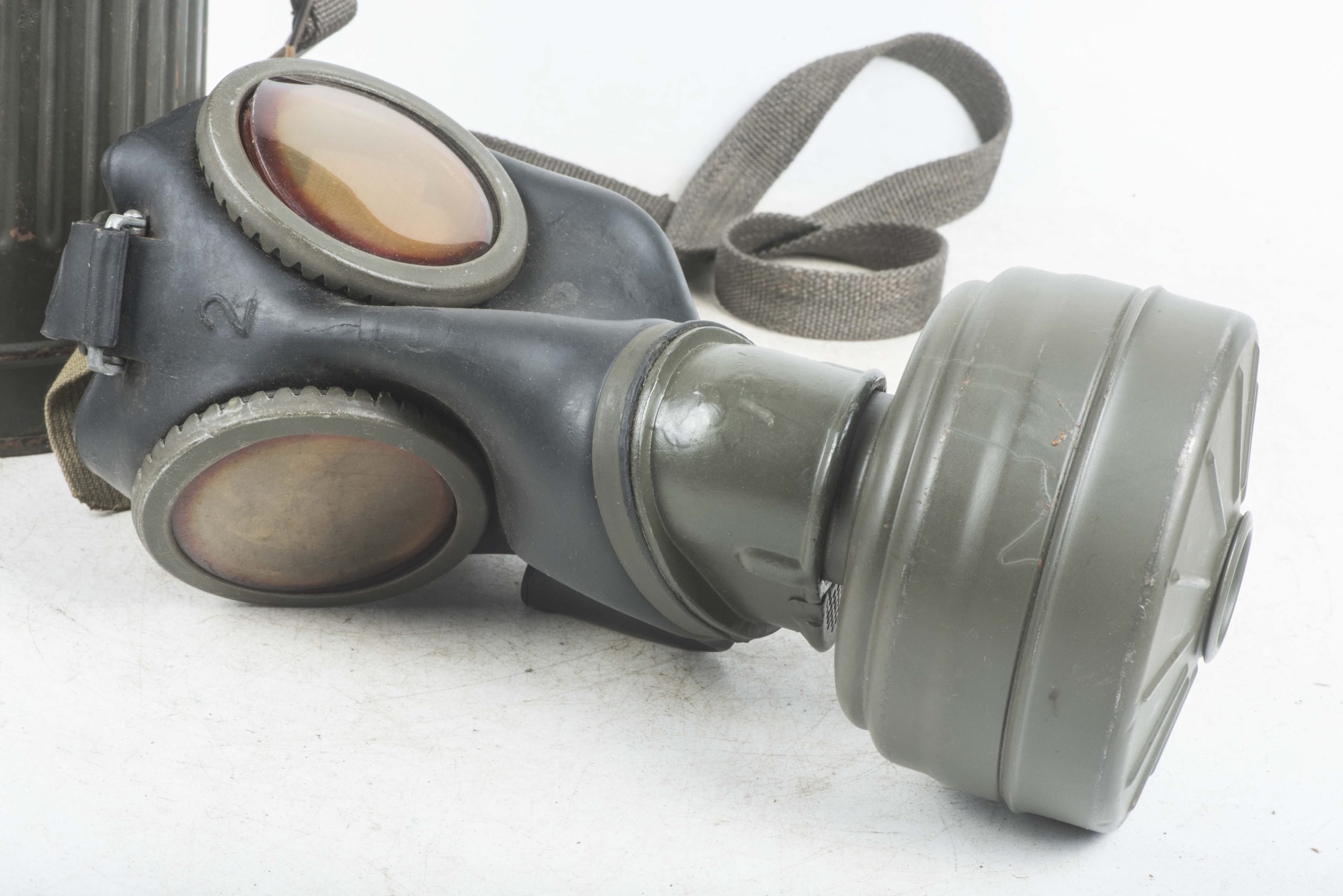 Tall early M38 gasmask set marked 3./Flg. Ers. Battl. XII Feldwebel Schulte — image 19