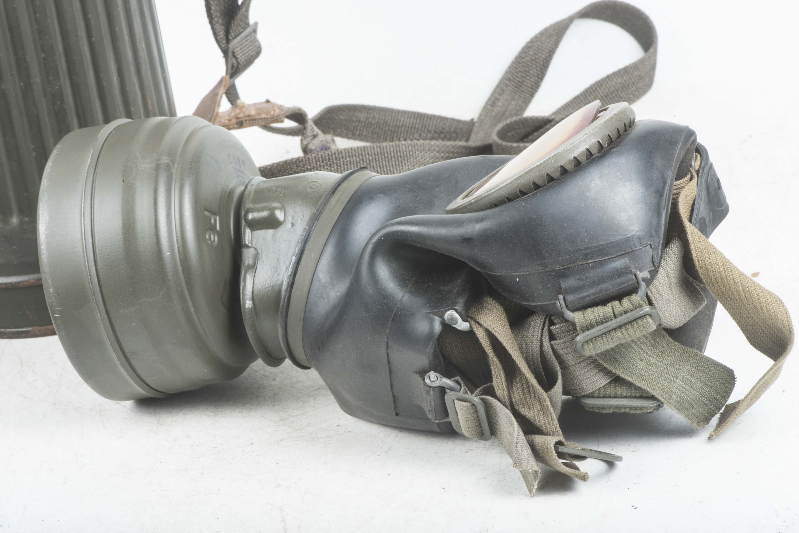 Tall early M38 gasmask set marked 3./Flg. Ers. Battl. XII Feldwebel Schulte — image 23