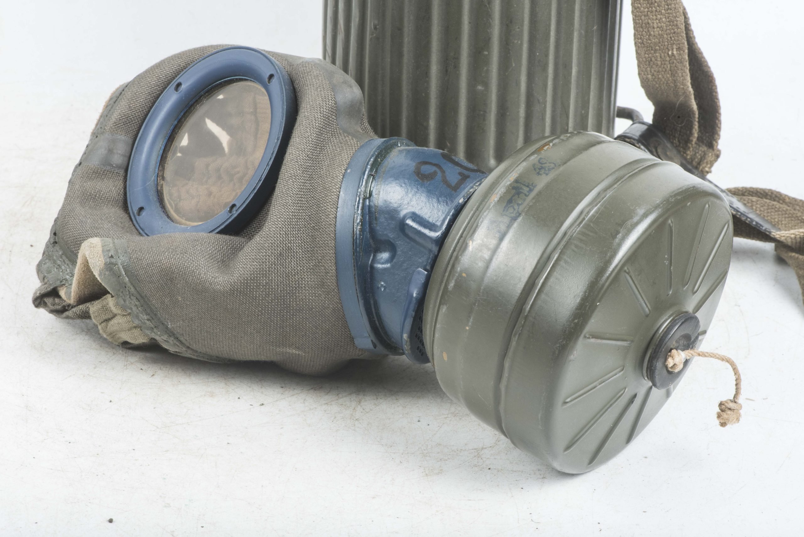 Late war tall M38 gasmask set — image 12