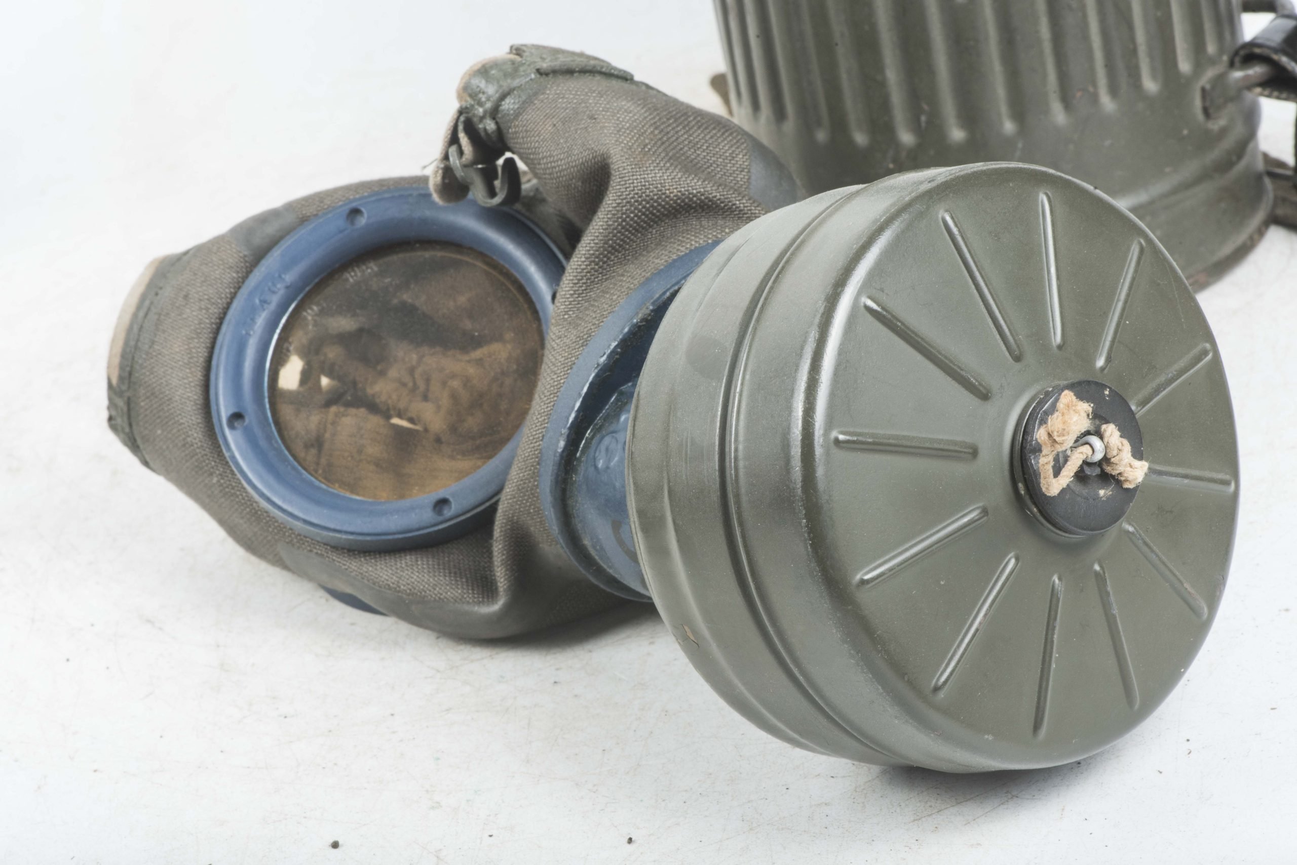 Late war tall M38 gasmask set — image 14