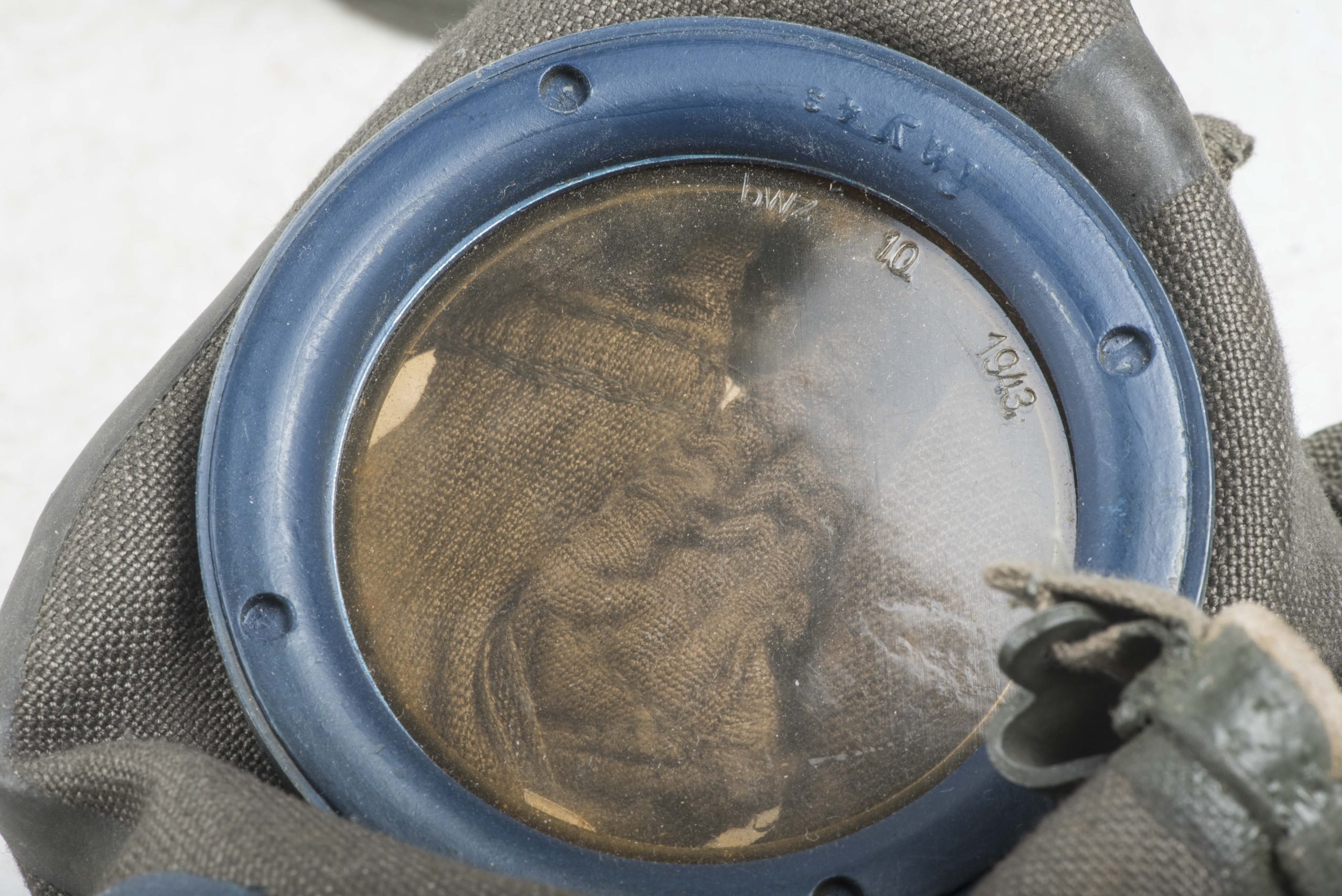 Late war tall M38 gasmask set — image 17