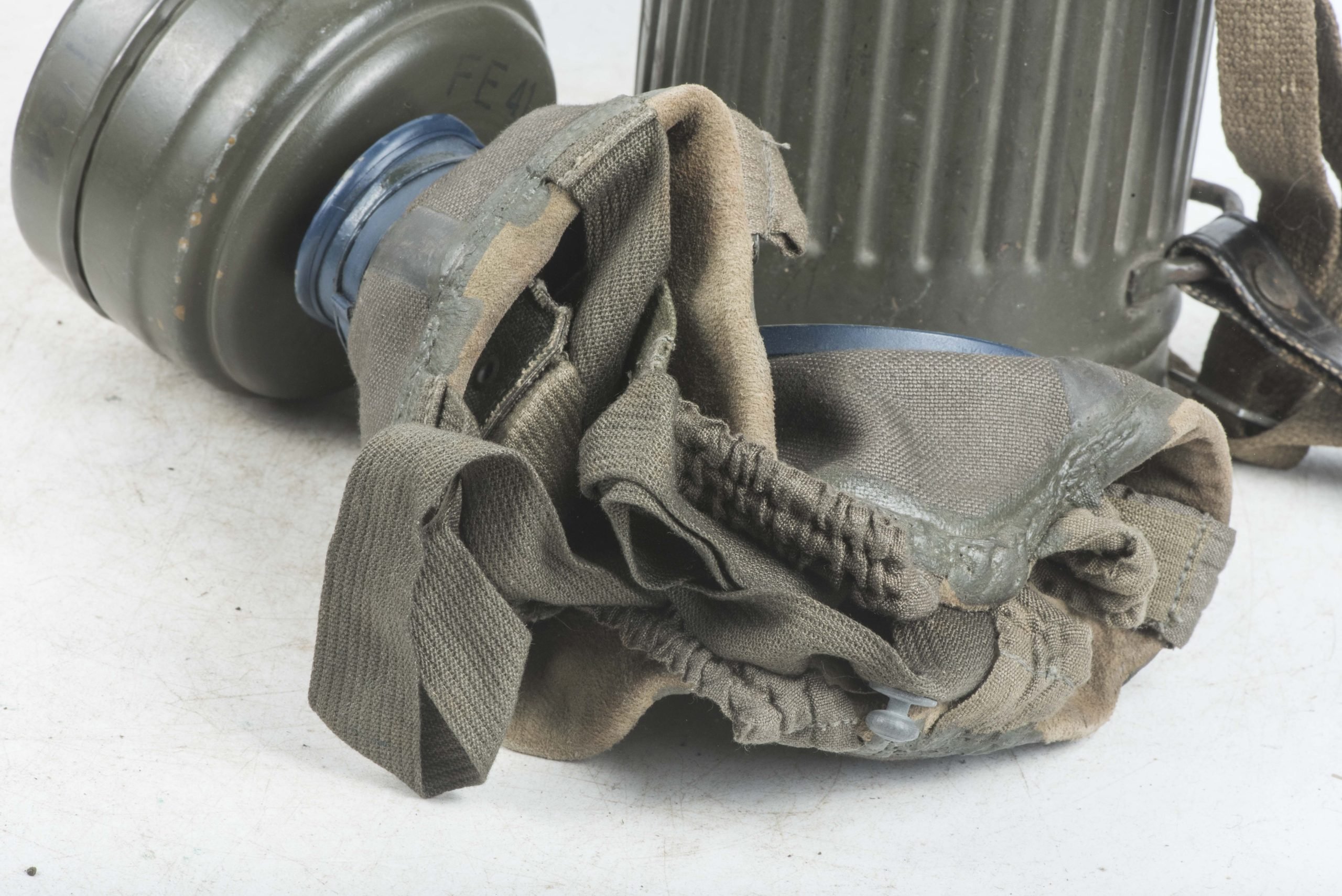 Late war tall M38 gasmask set — image 18