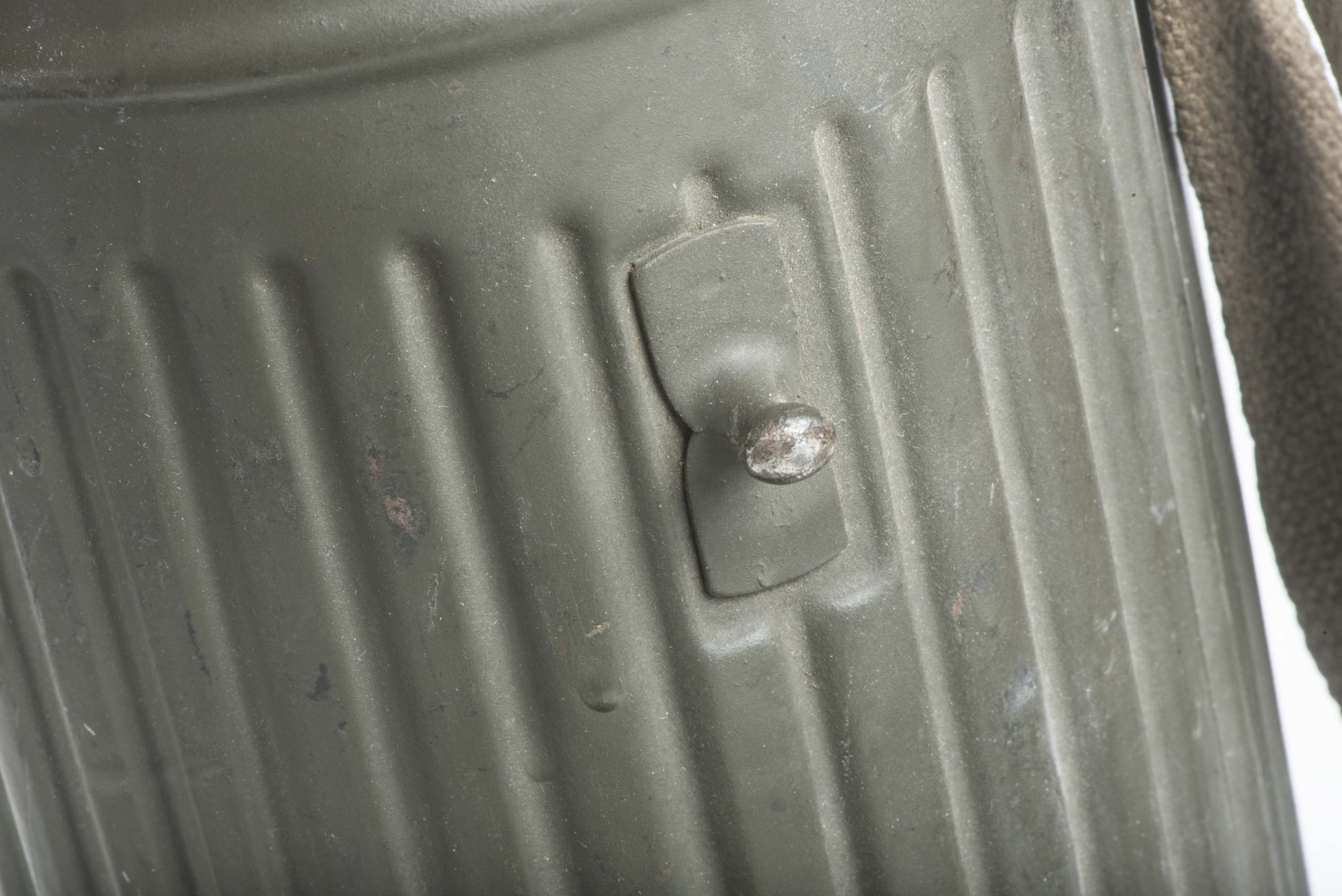 Late war tall M38 gasmask set — image 19