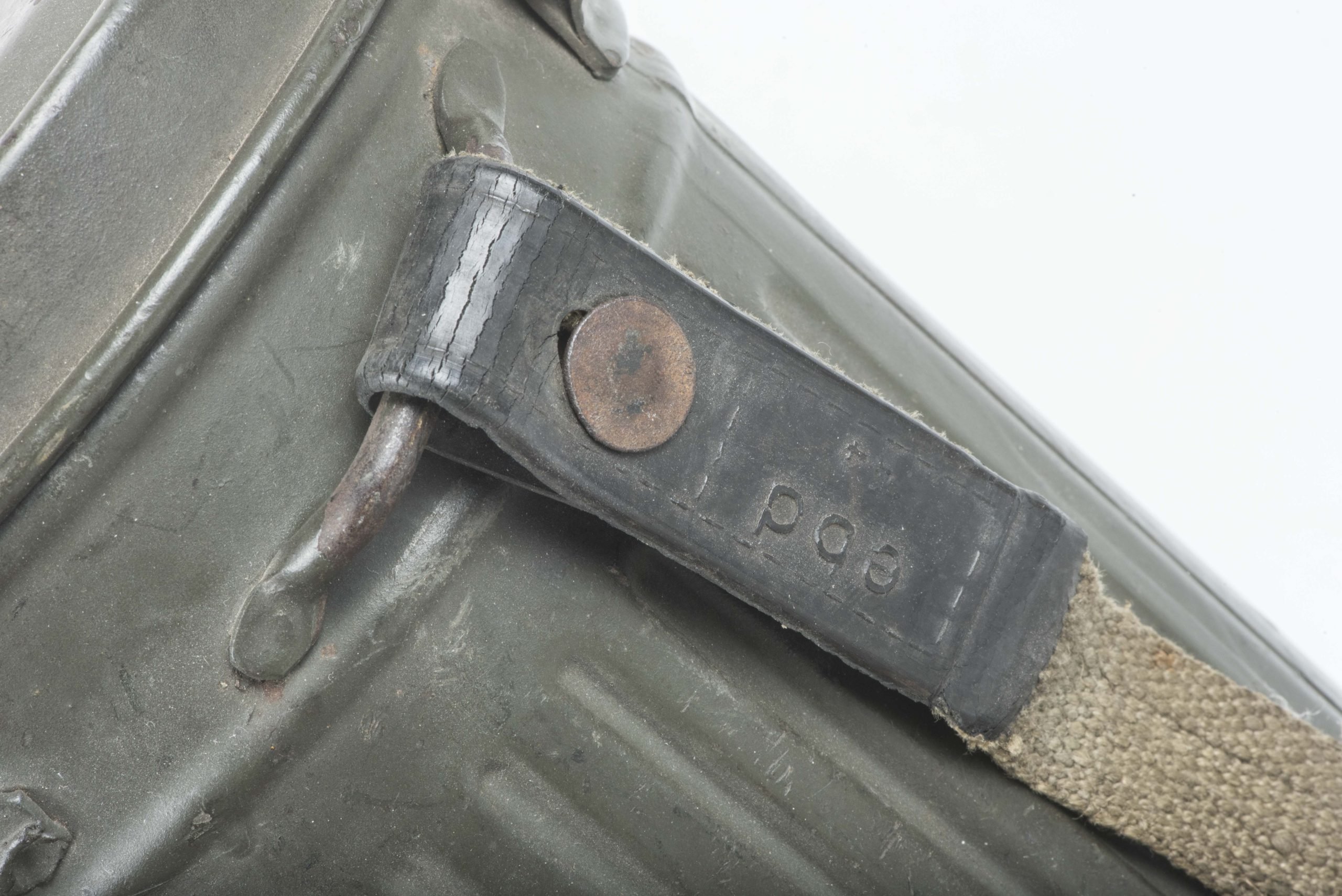 Late war tall M38 gasmask set — image 7