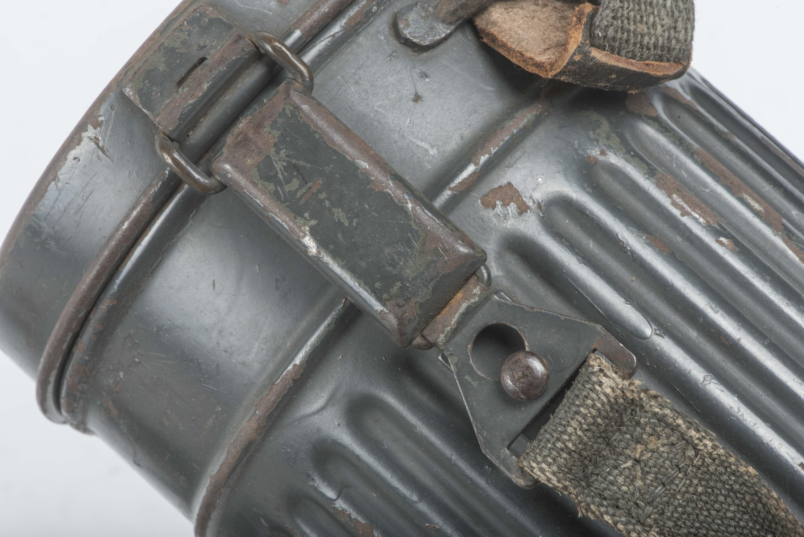 Short Luftwaffe blue M38 gasmask set — image 10