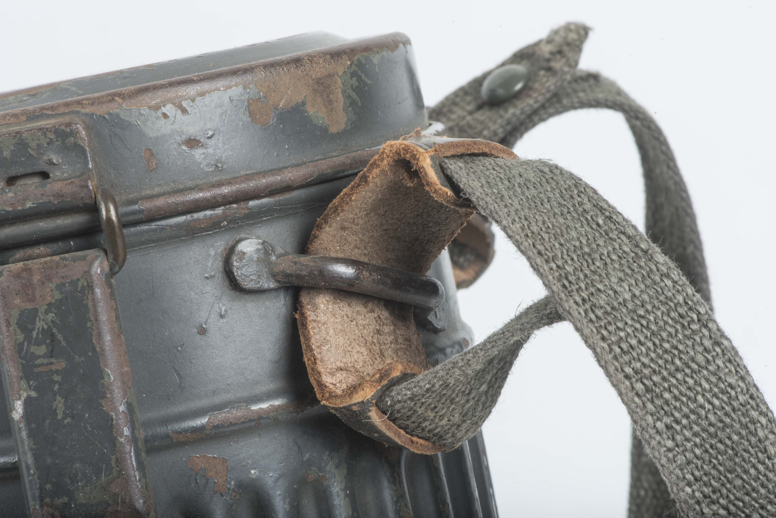 Short Luftwaffe blue M38 gasmask set — image 11