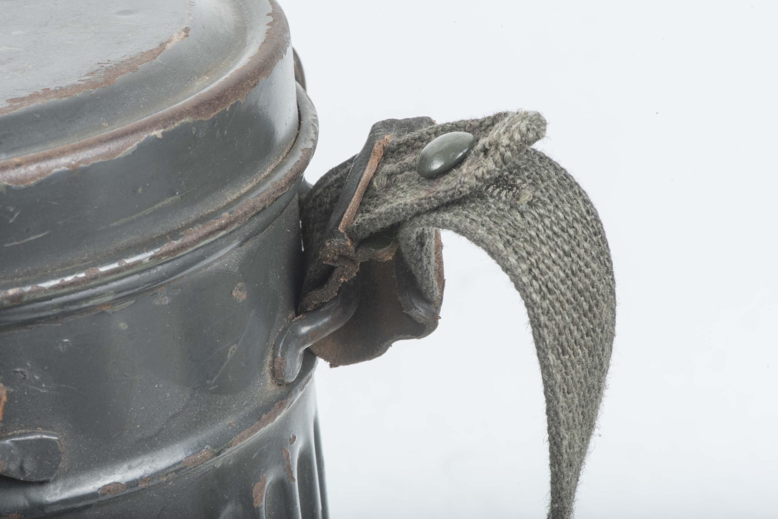 Short Luftwaffe blue M38 gasmask set — image 12