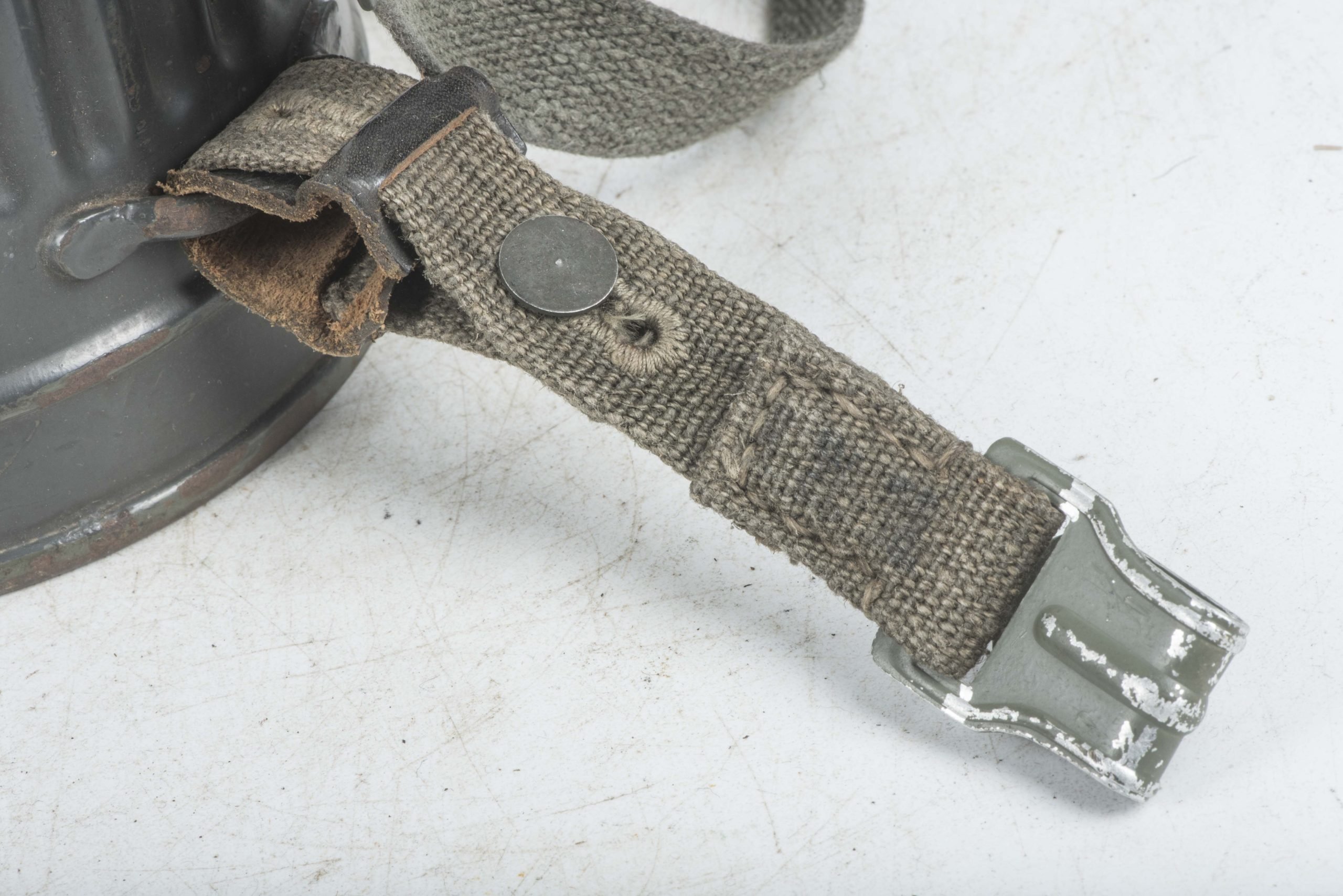 Short Luftwaffe blue M38 gasmask set — image 13