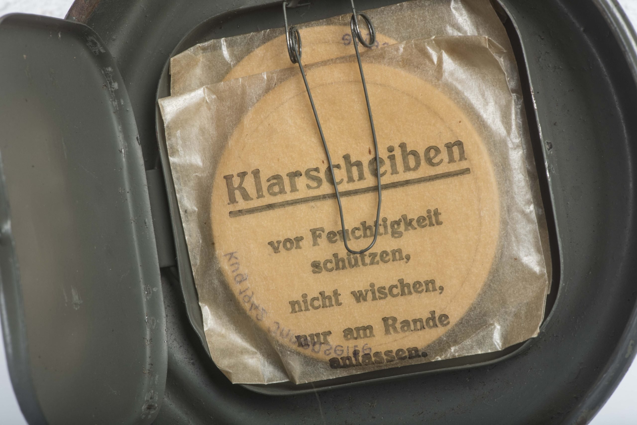 Short Luftwaffe blue M38 gasmask set — image 17