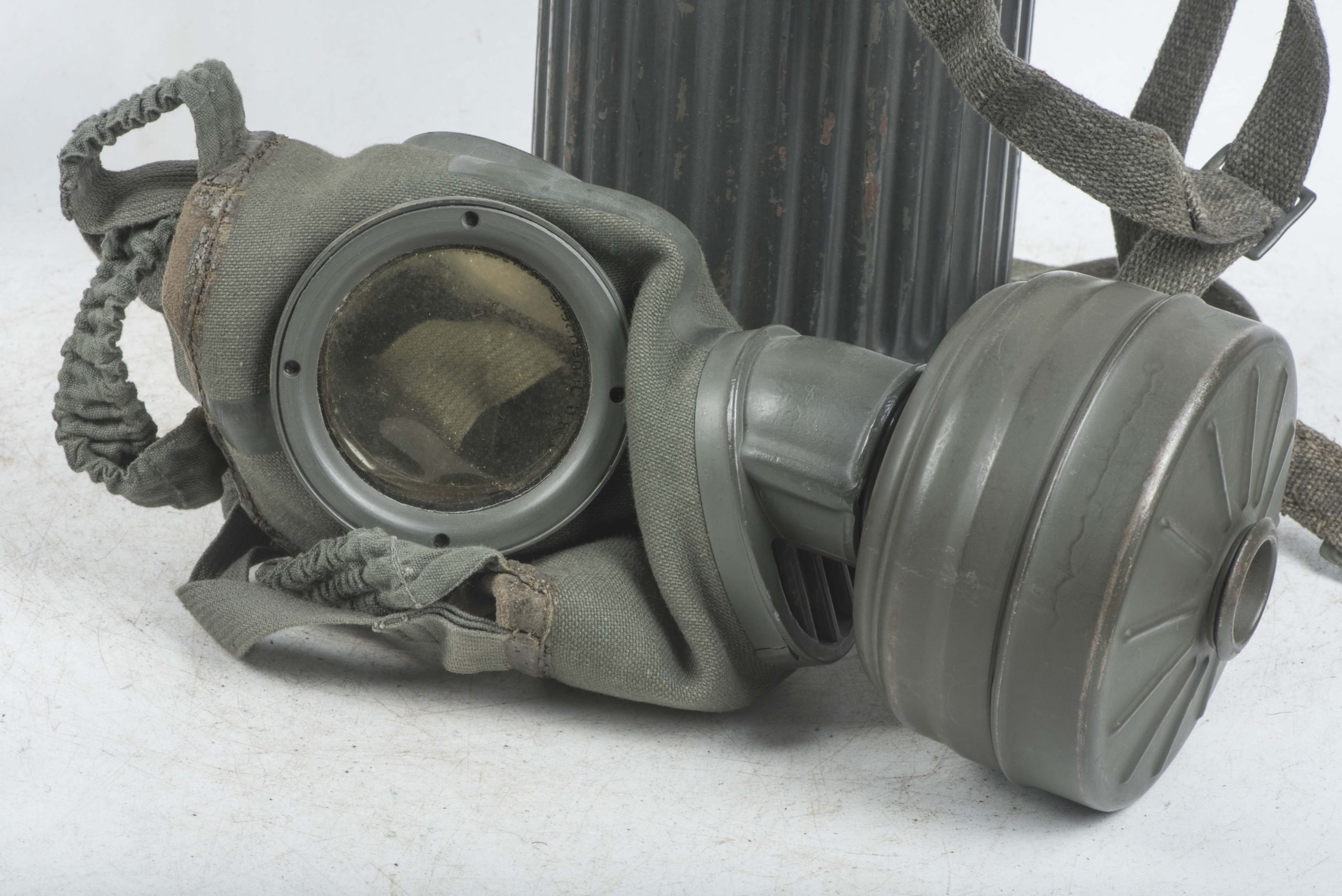 Short Luftwaffe blue M38 gasmask set — image 18