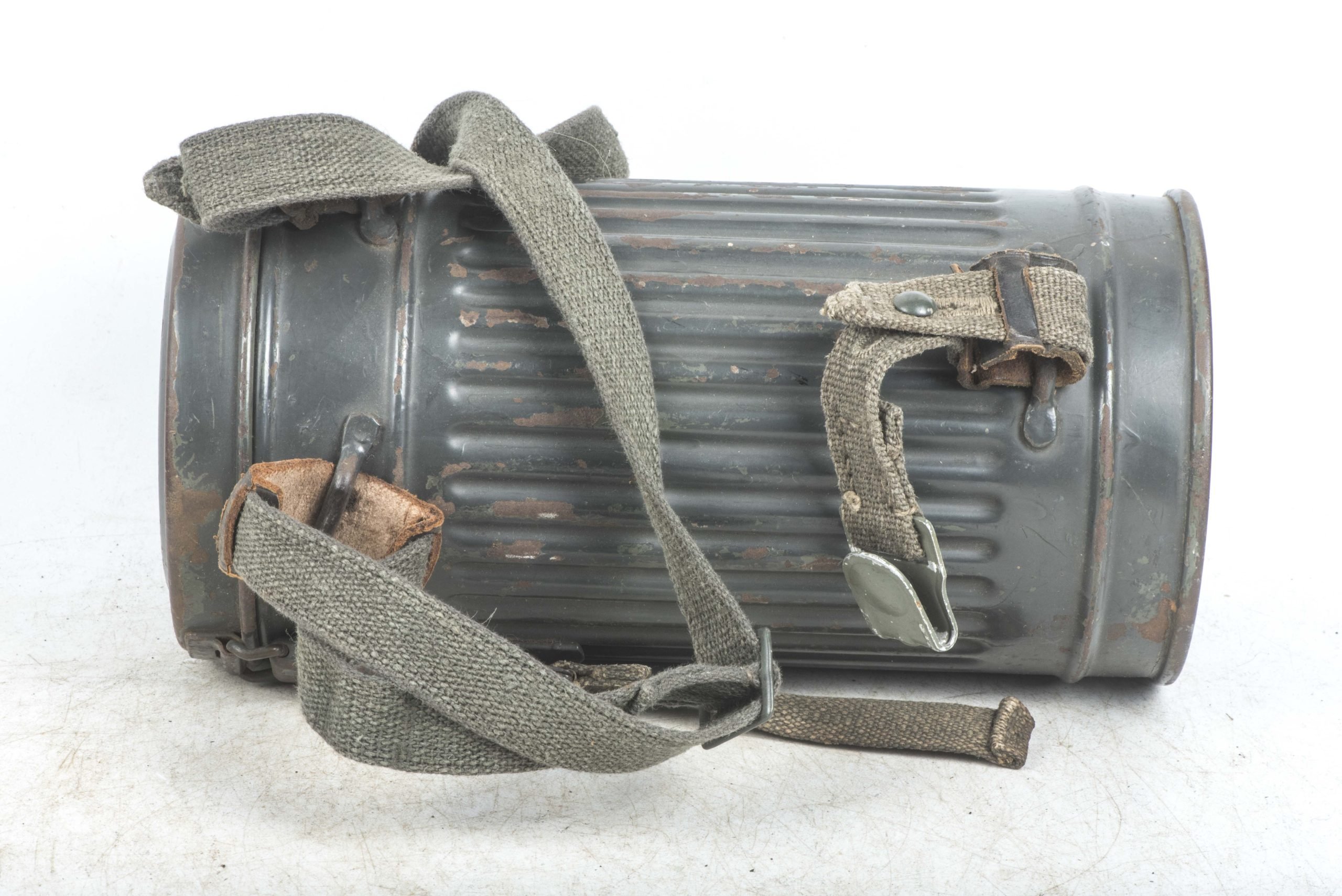 Short Luftwaffe blue M38 gasmask set — image 2