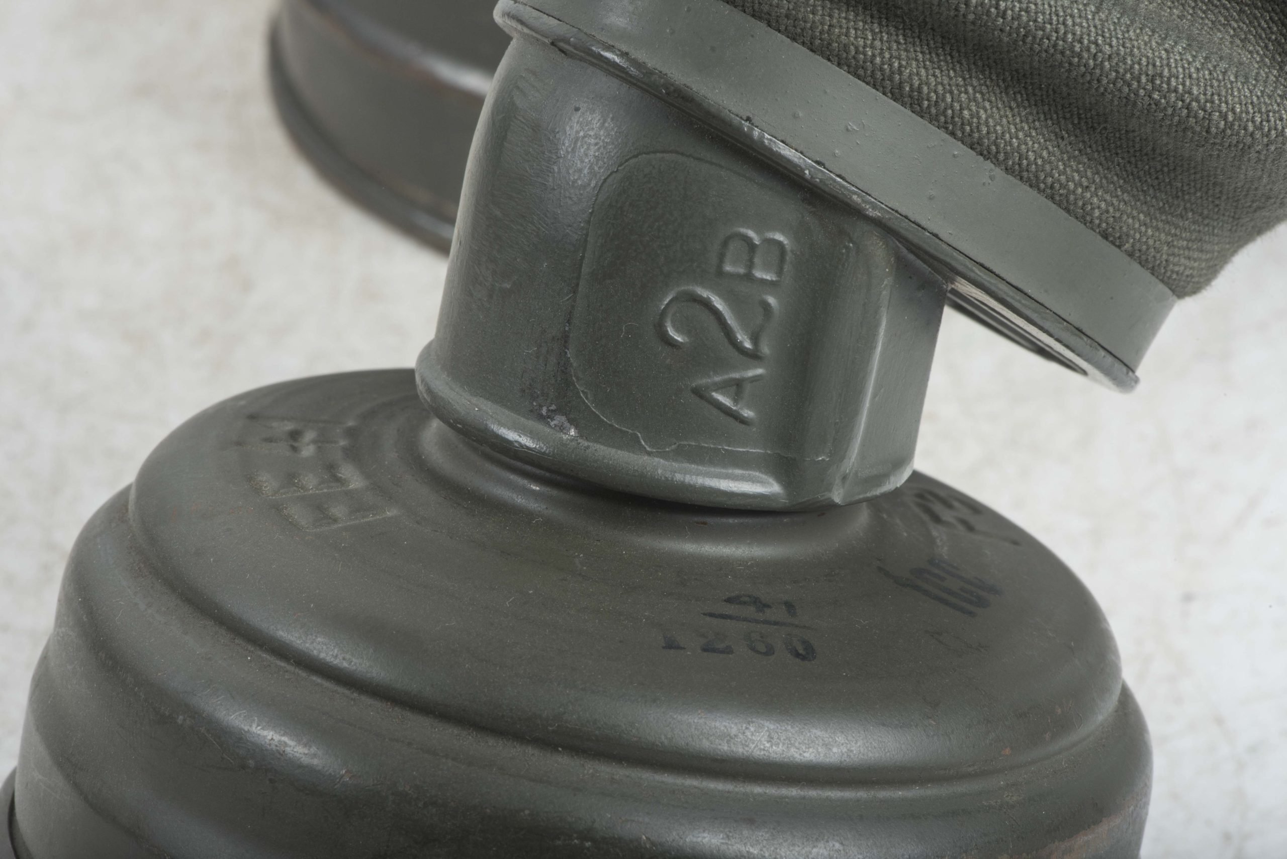 Short Luftwaffe blue M38 gasmask set — image 20