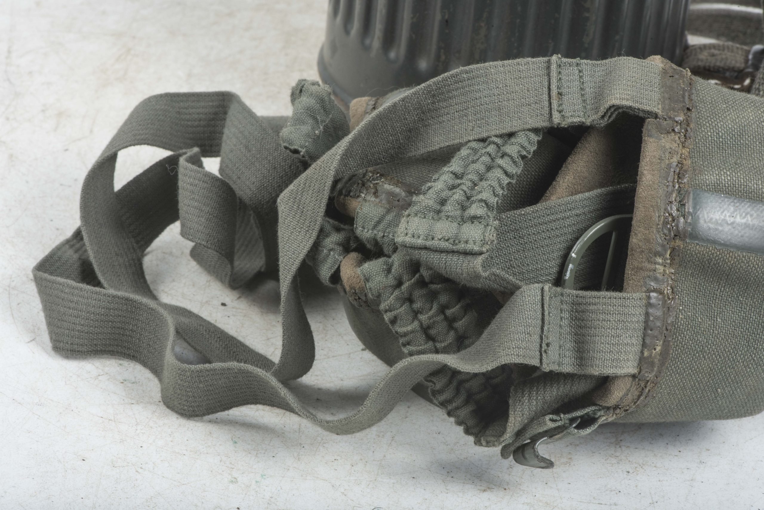 Short Luftwaffe blue M38 gasmask set — image 21