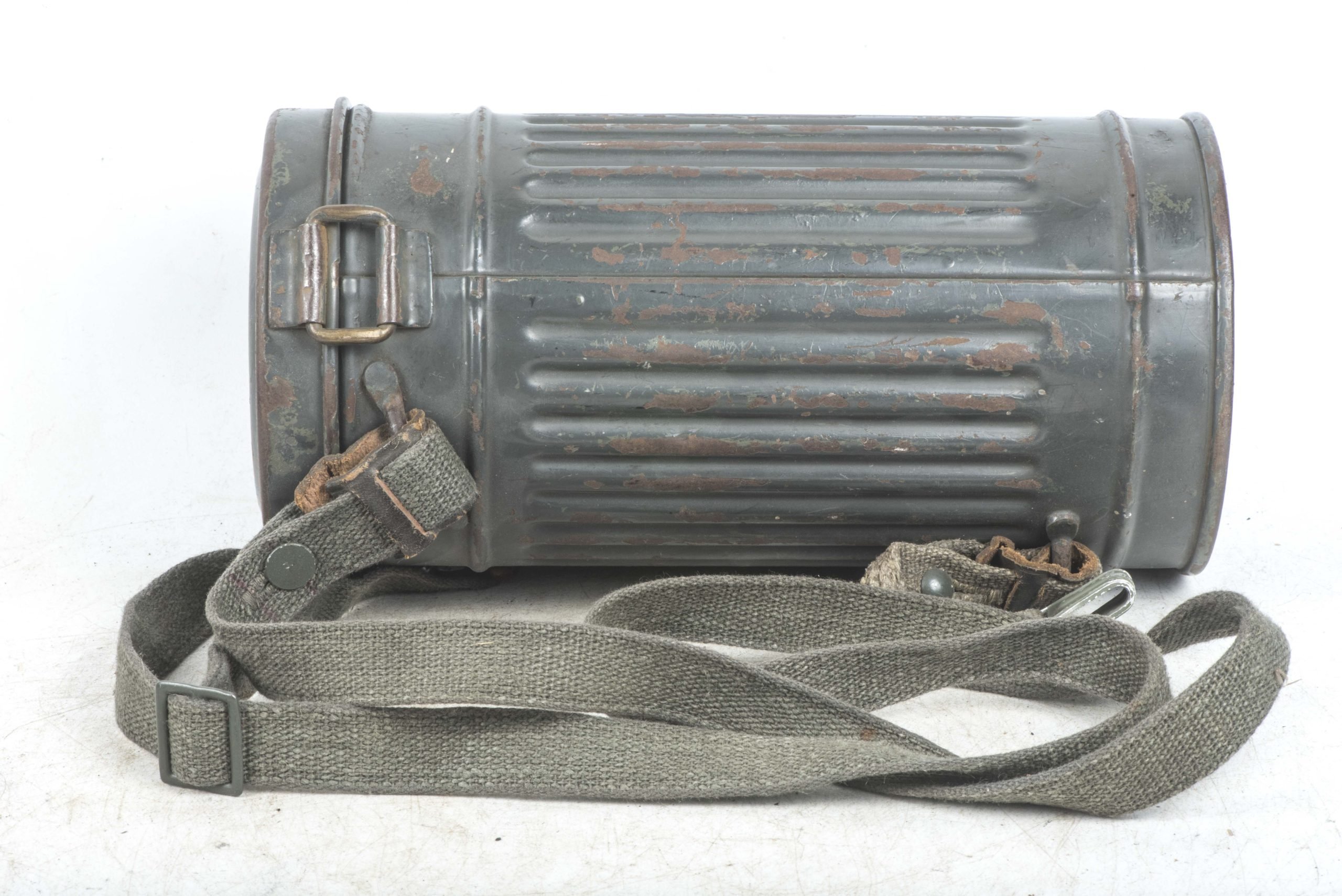Short Luftwaffe blue M38 gasmask set — image 3