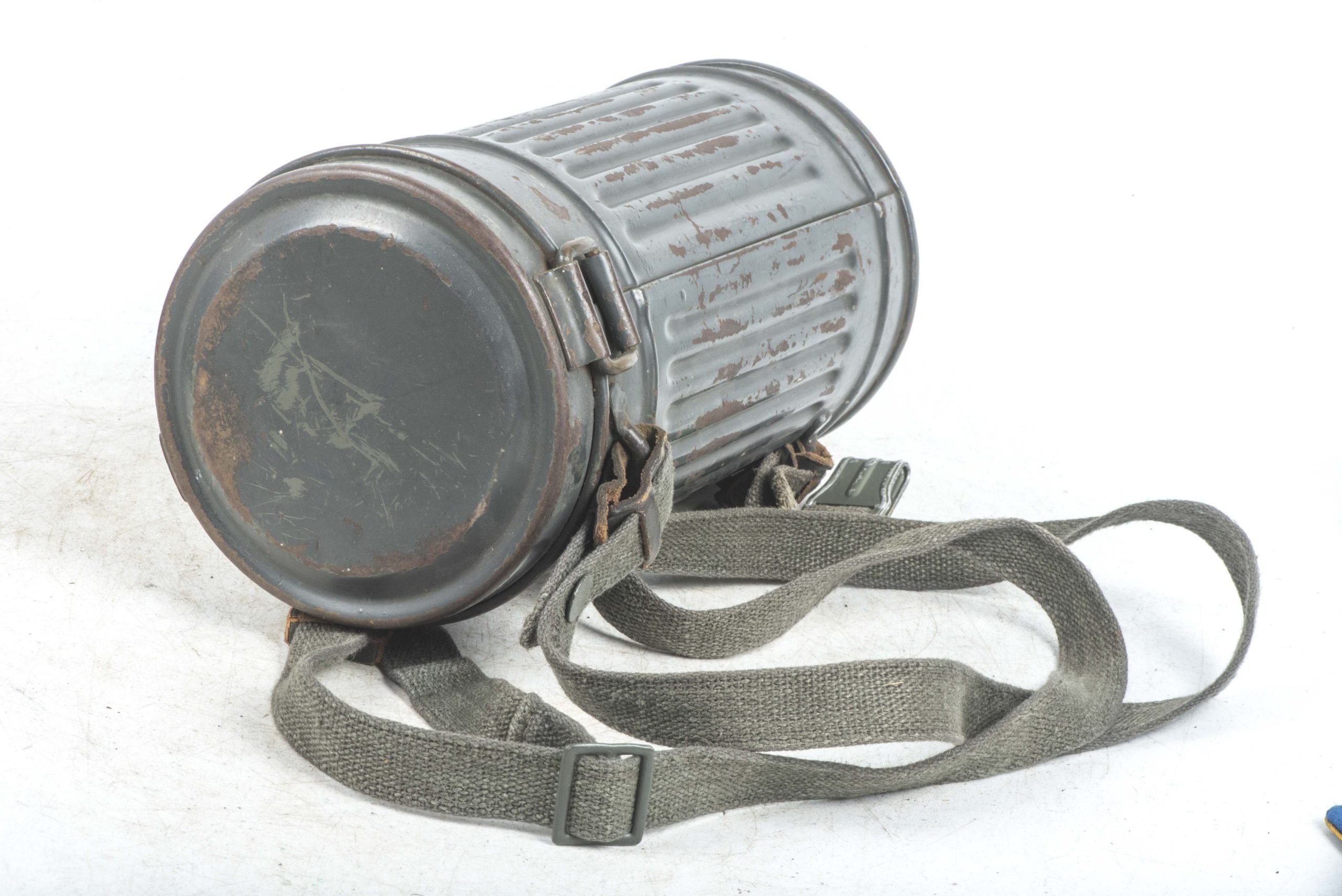 Short Luftwaffe blue M38 gasmask set — image 4