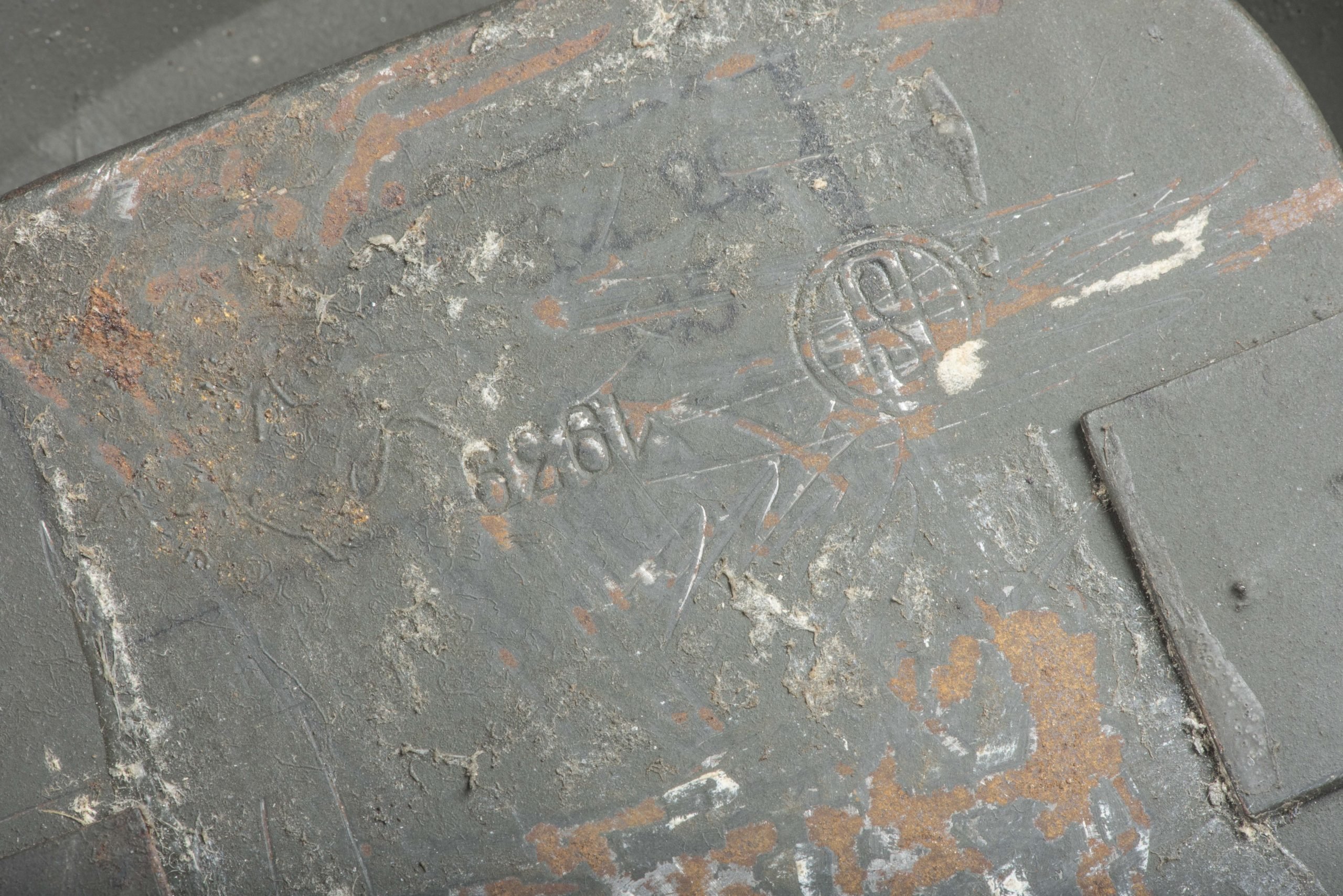 Tall M38 gasmask set with field applied Feldgrau paint named Ogefr Imm 42931 — image 12