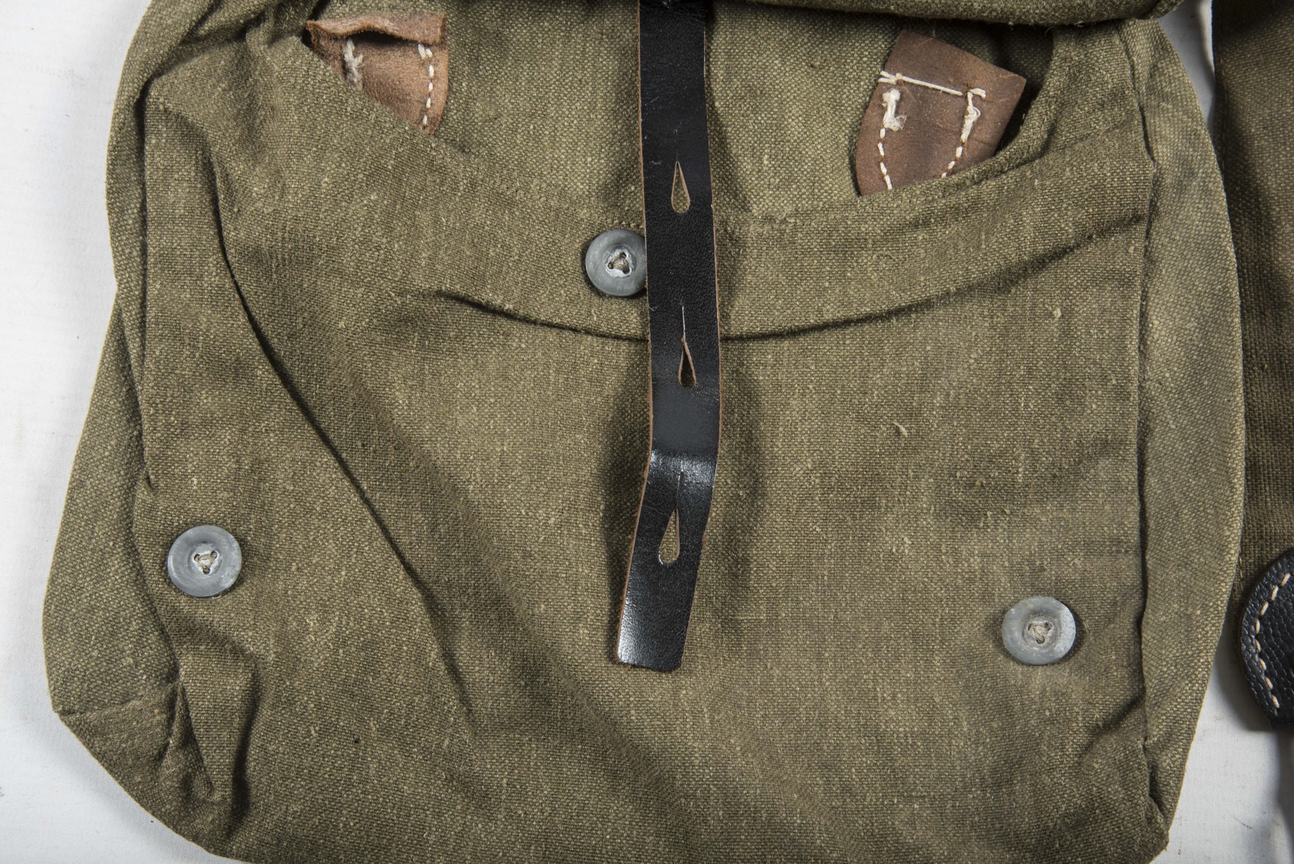 Unissued Heer M31 breadbag with matching strap — image 4