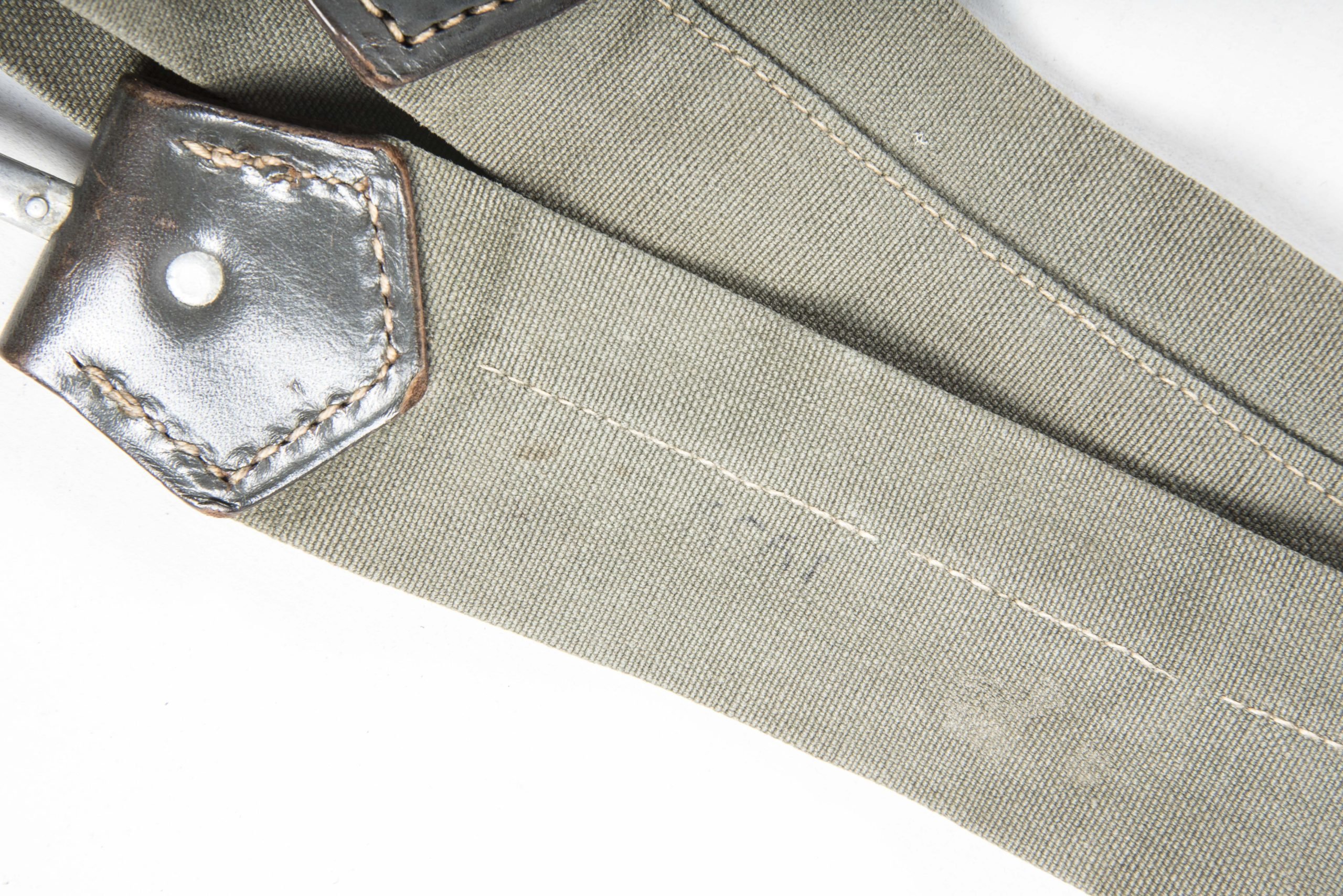 Pre war Kriegsmarine issue M31 breadbag marked Bekleidungs Amt Kiel, 1937 with matching strap — image 2